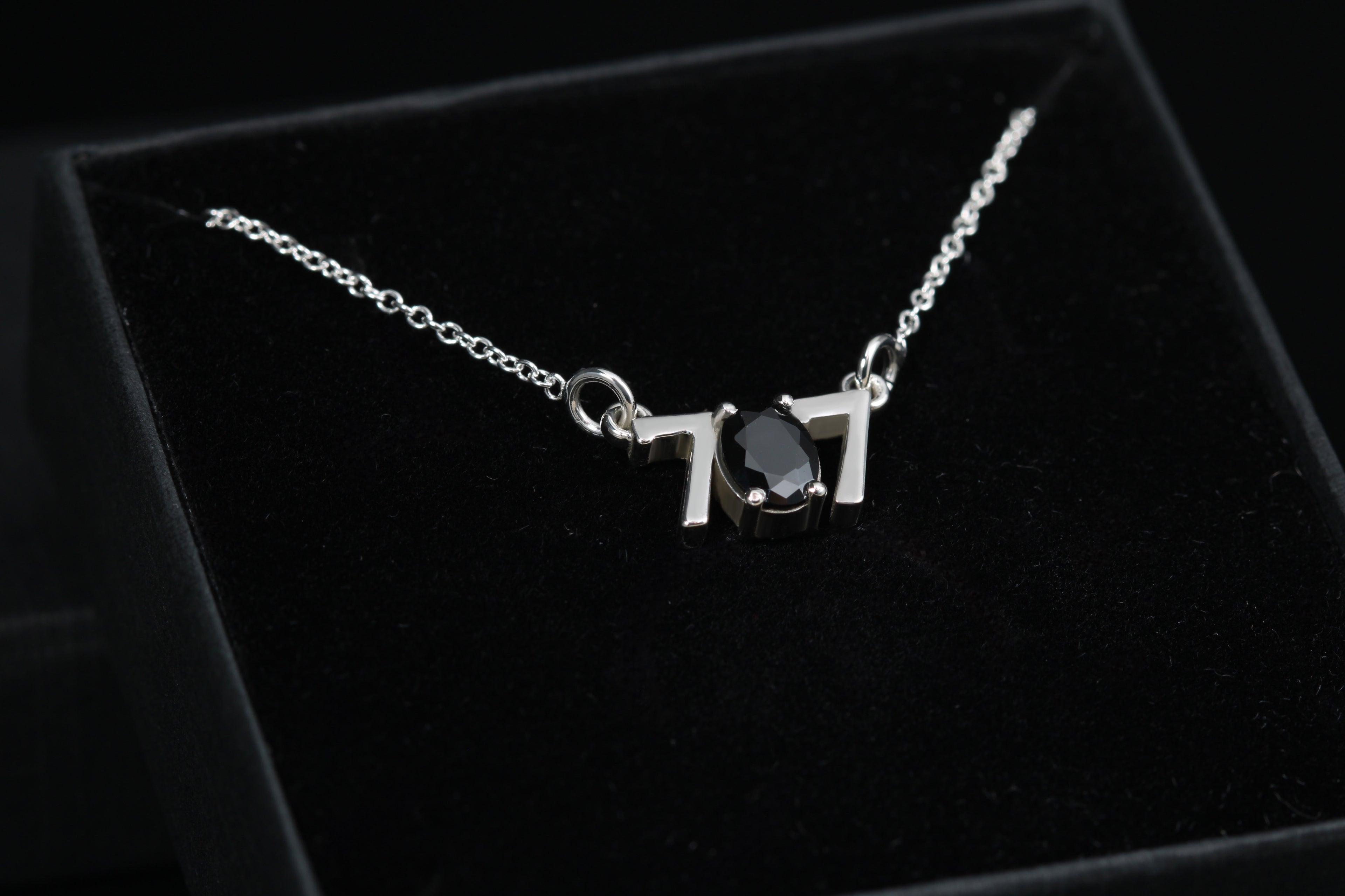 Detalle de la circonita negra en 707 Necklace