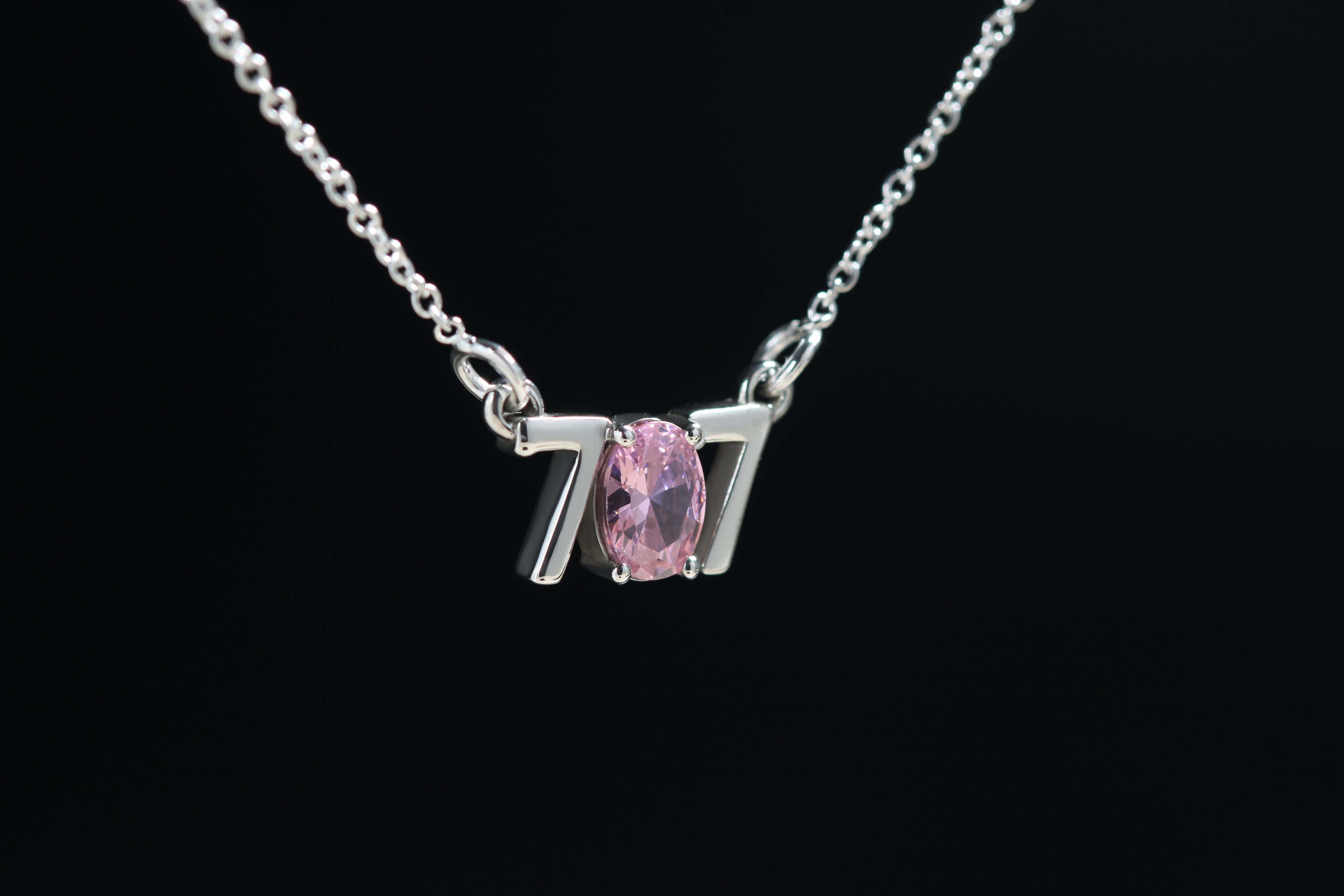 Detalle de la circonita rosa en 707 Necklace
