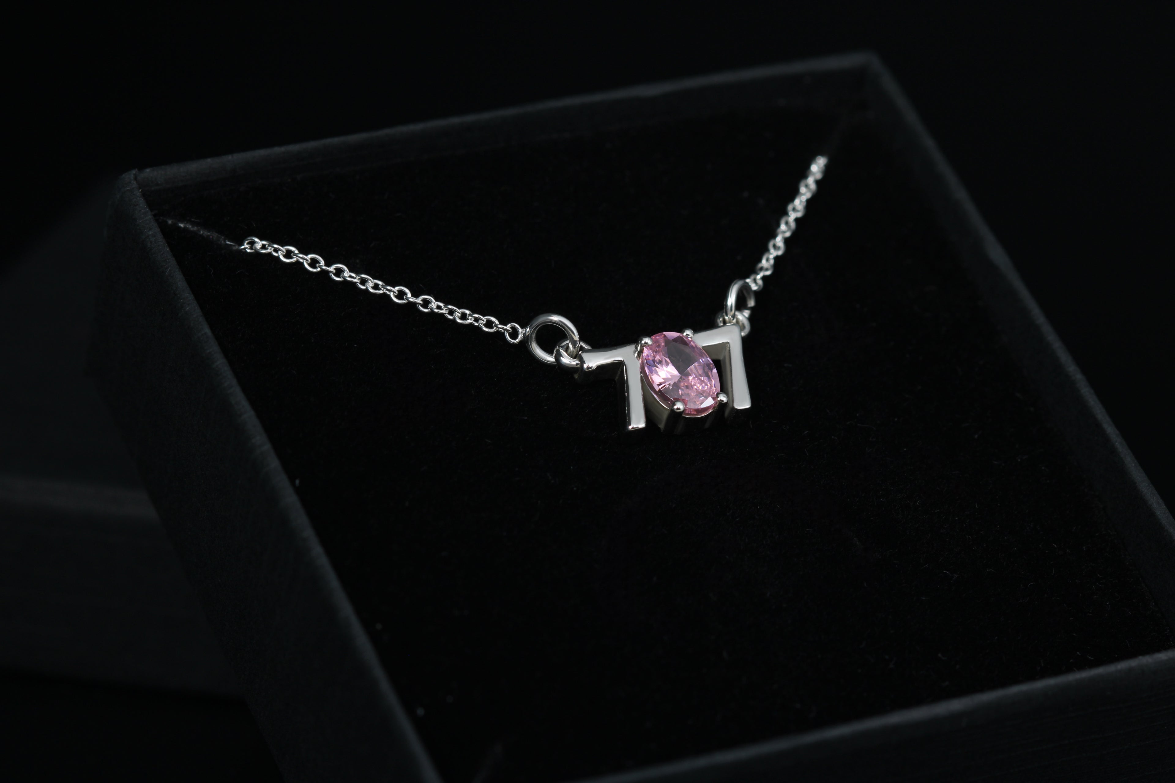 707 Necklace puesto – circonita rosa