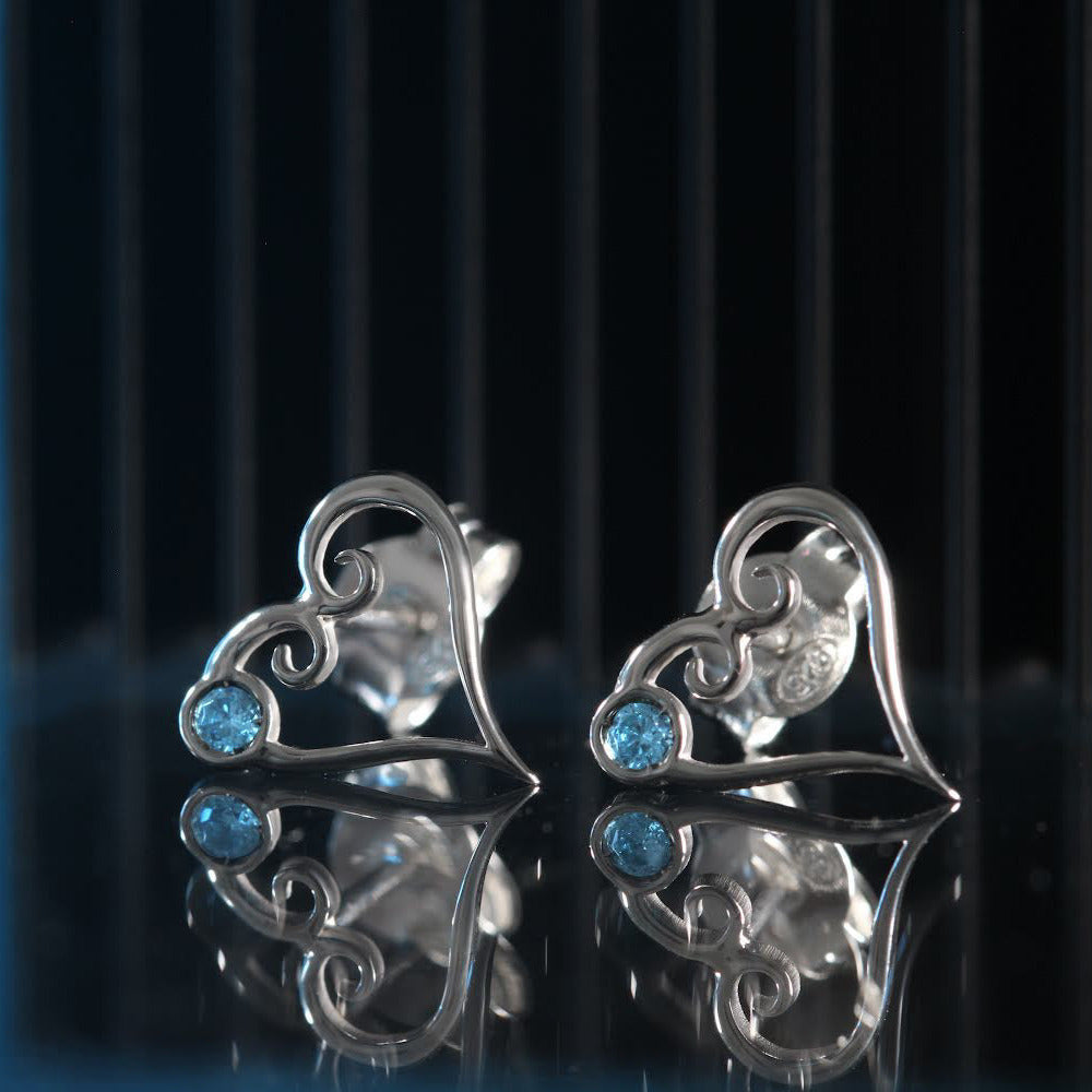 Aqua Kokoro Earrings de presión en plata de ley con forma de corazón y detalle de aguamarina natural