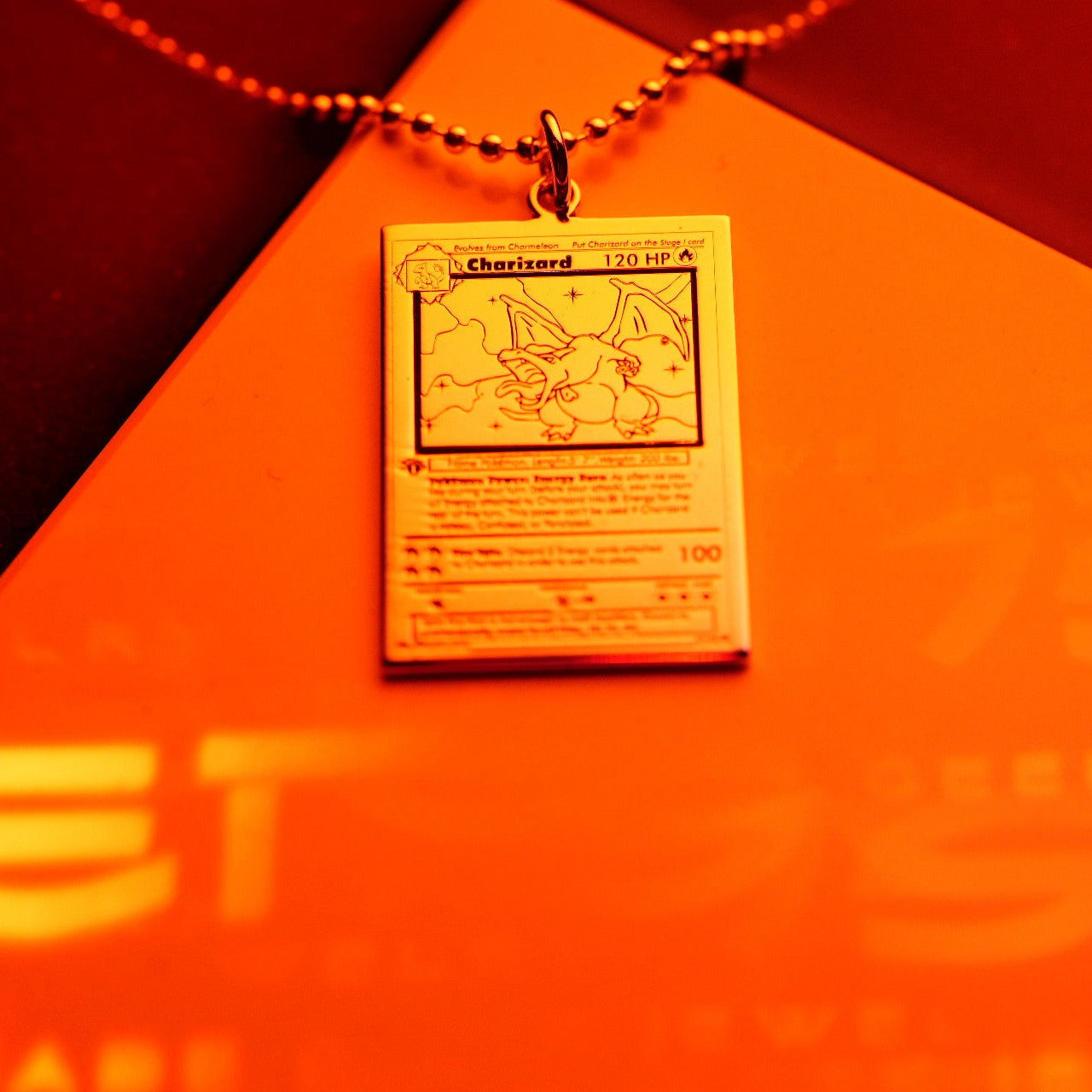 Detalle de la carta Flame Emblem grabada en plata de ley con símbolos intrincados