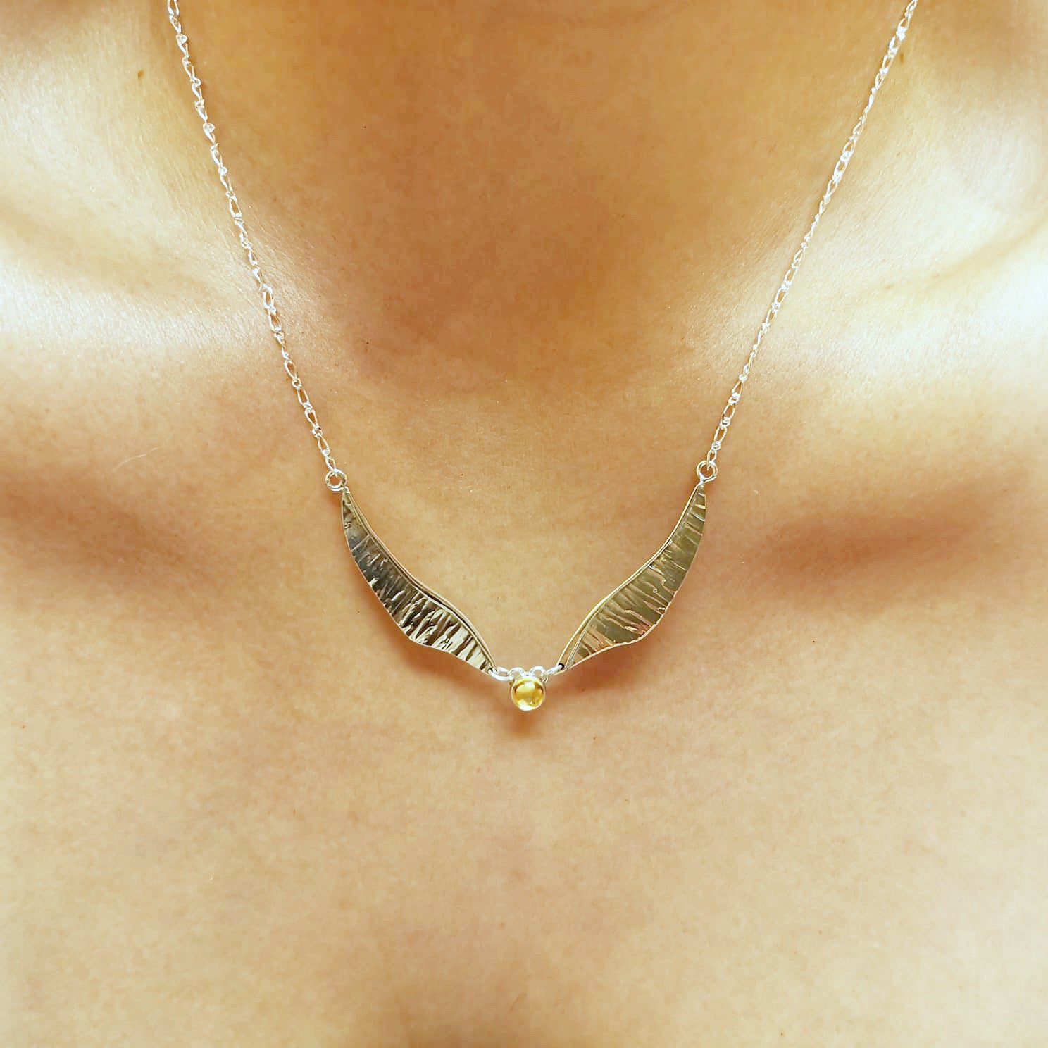 Golden Wing Necklace puesto con colgante largo y cadena de plata