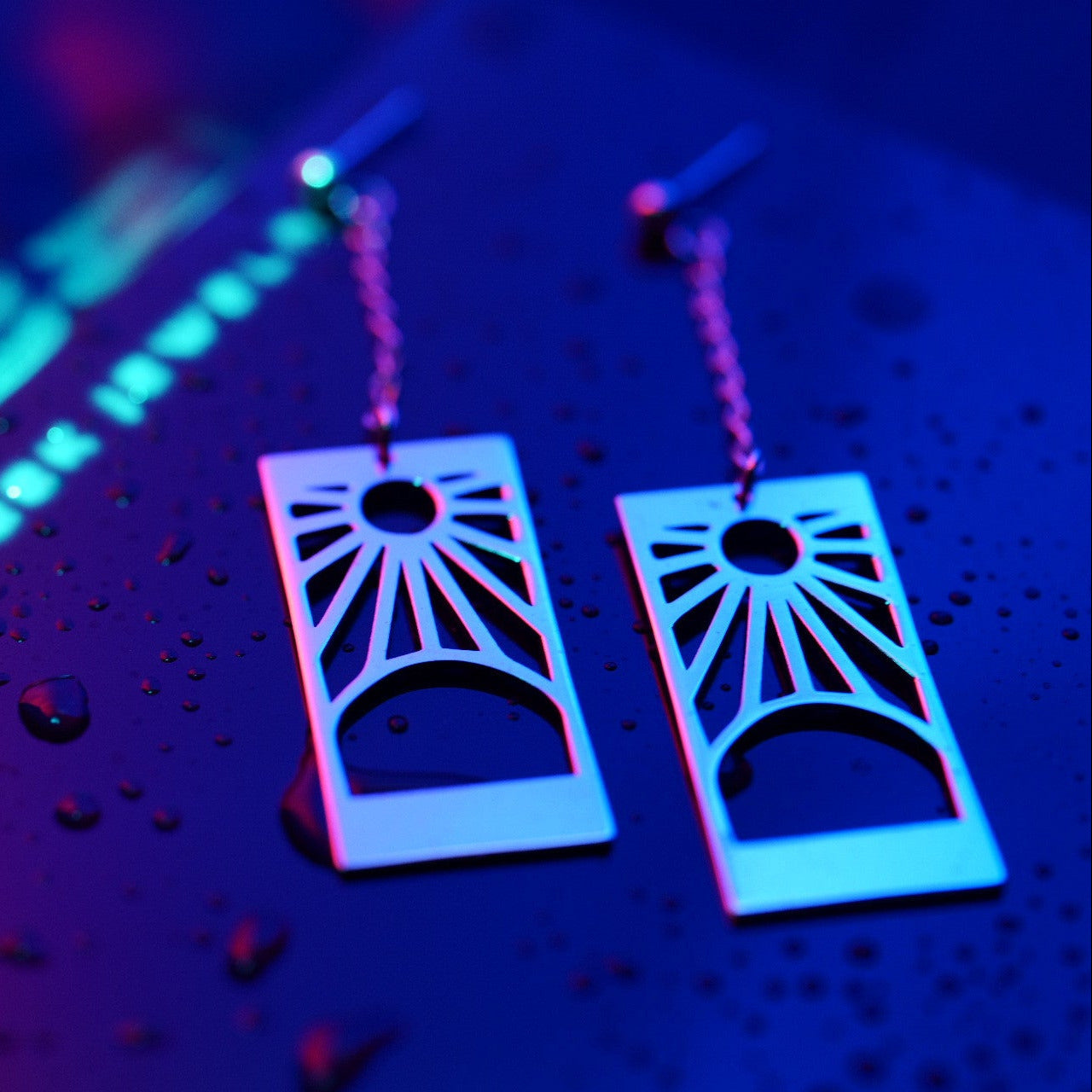 Detalle de Hanafuda Earrings mostrando la cadena y las formas grabadas en plata de ley