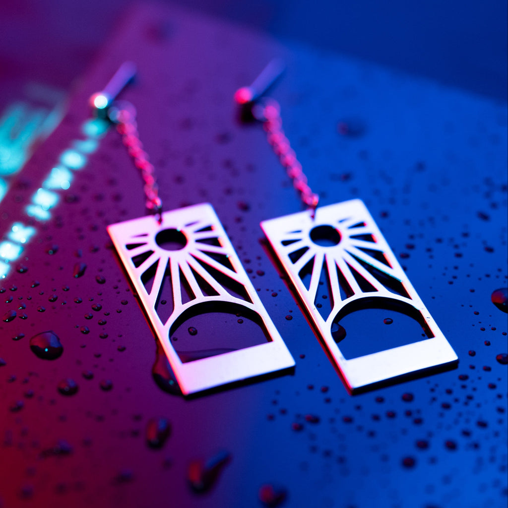 Vista completa de Hanafuda Earrings en plata de ley con cadena y silueta refinada