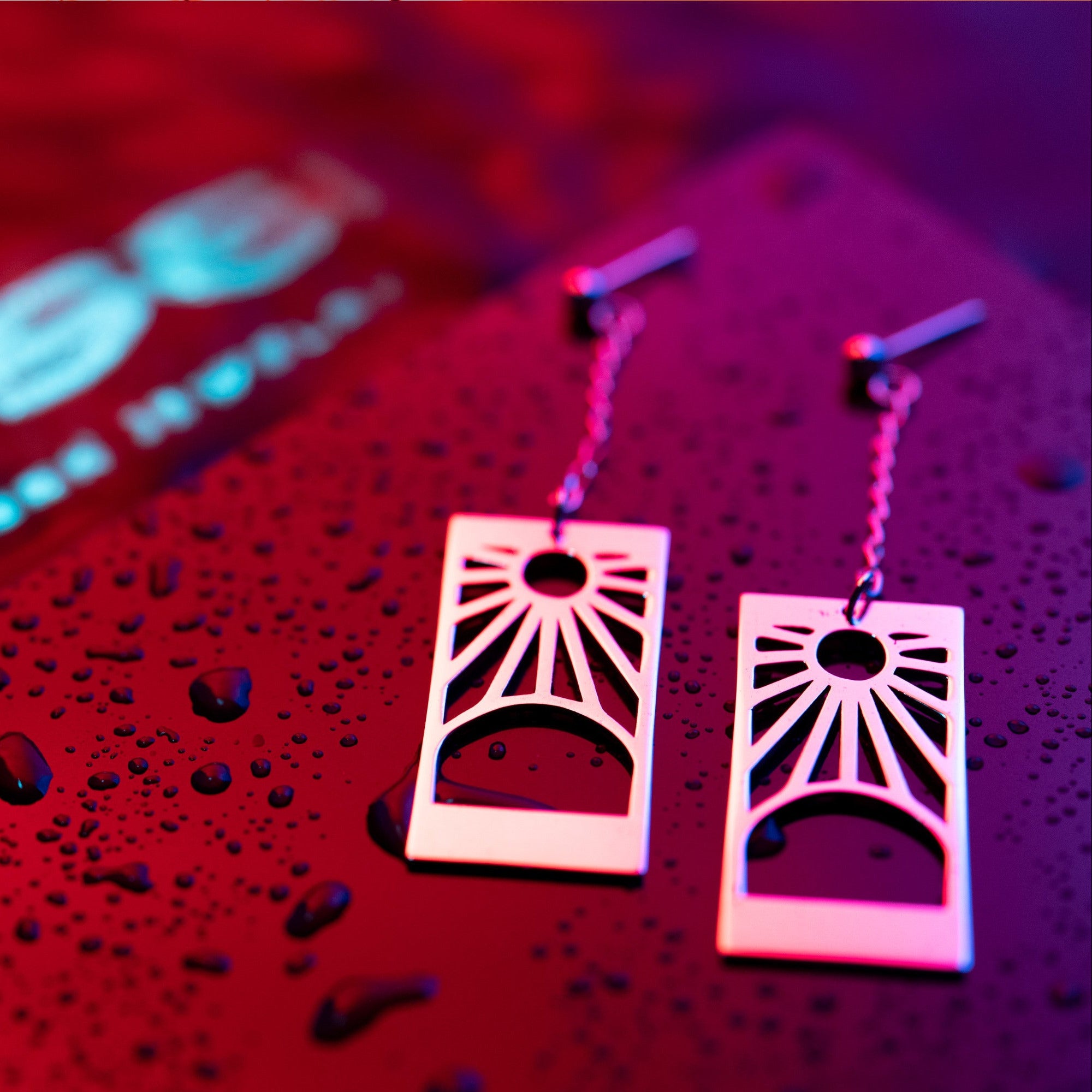 Hanafuda Earrings puestos, mostrando movimiento y un elegante diseño alargado