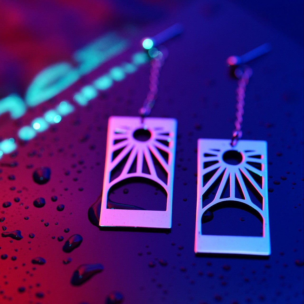 Hanafuda Earrings en plata de ley con formas elegantes y cadena inspiradas en motivos japoneses