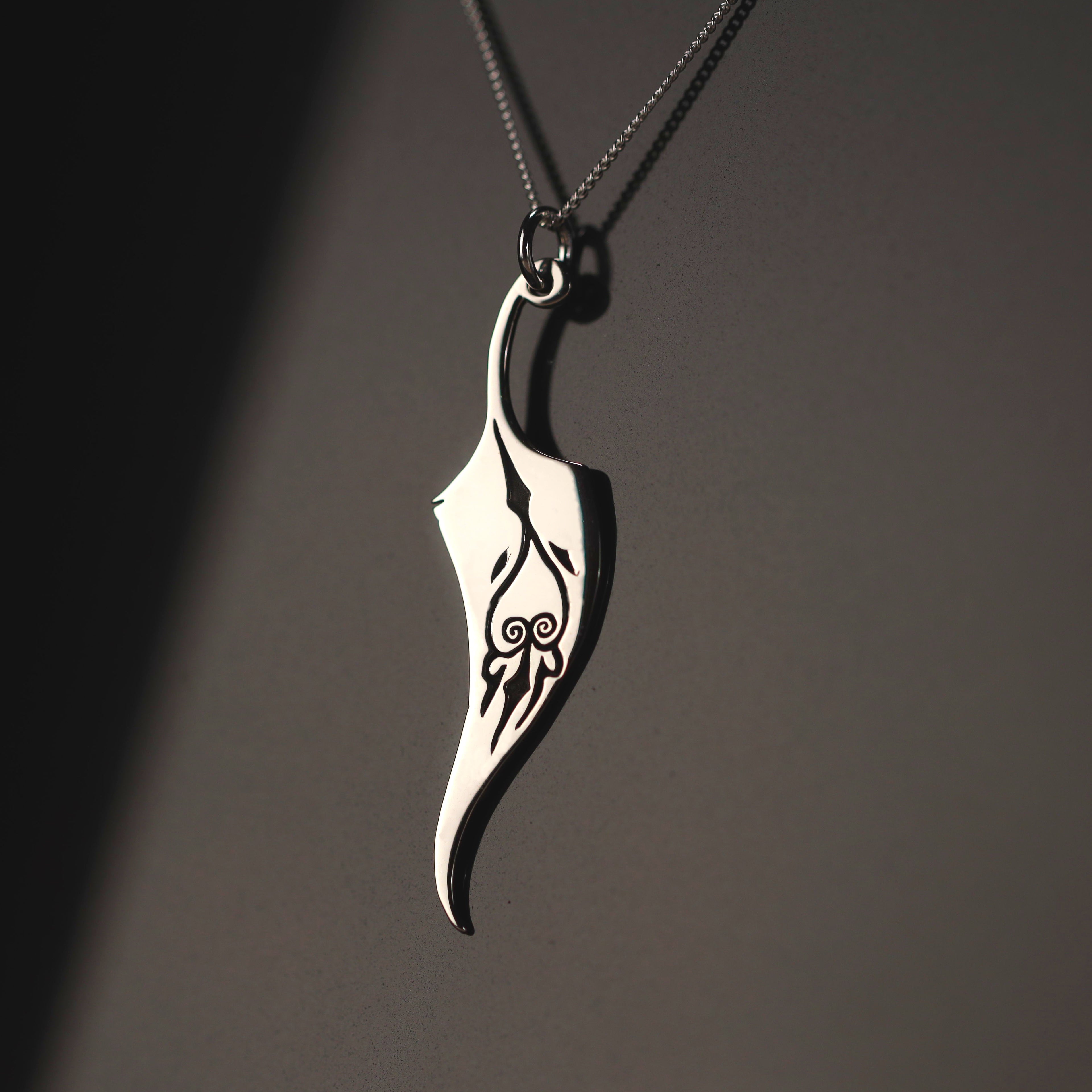Colgante de pluma en plata de ley con símbolo grabado