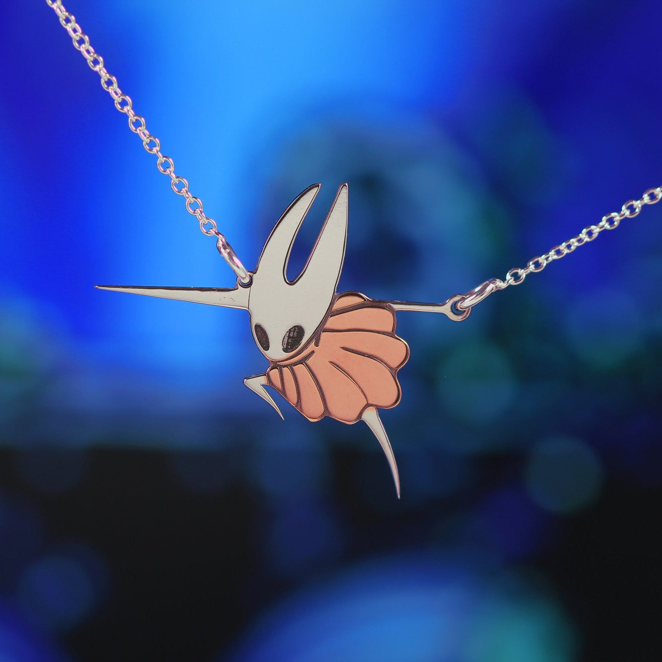 Primer plano del colgante de Hari Necklace en plata de ley