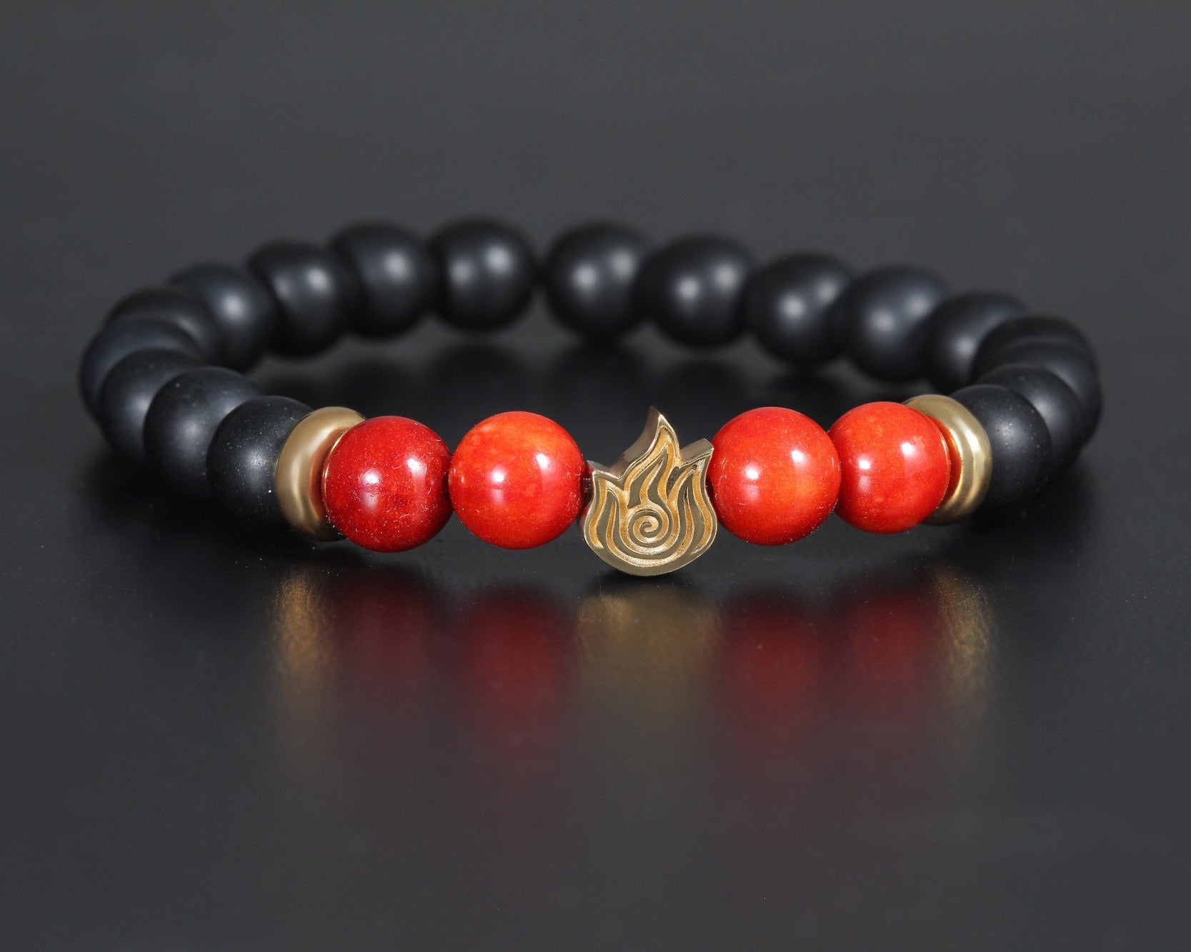 Hi Bracelet en plata de ley con símbolo de fuego bañado en oro, ónix negro y cuentas de ágata roja