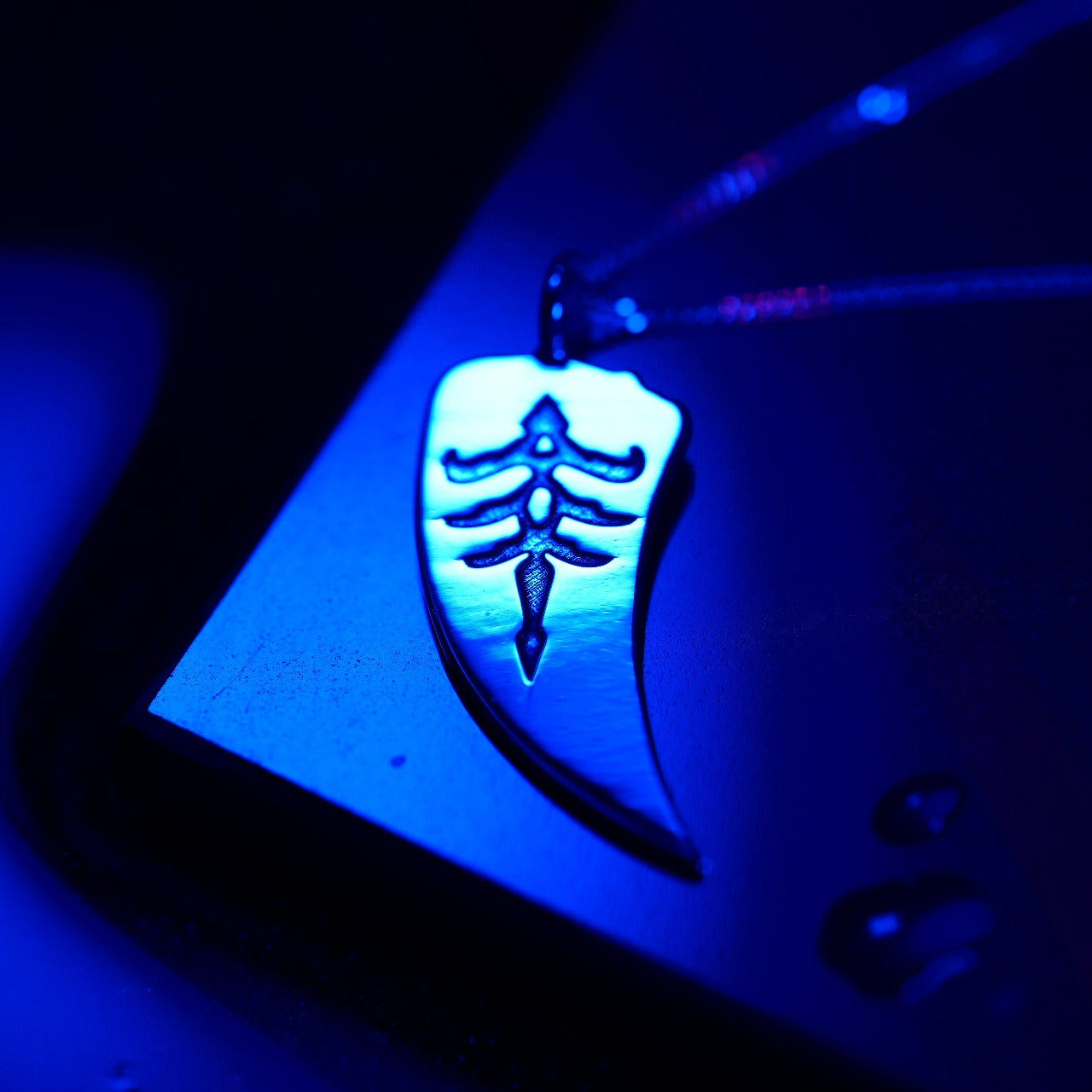 Primer plano de Hunter Sigil Necklace en plata de ley