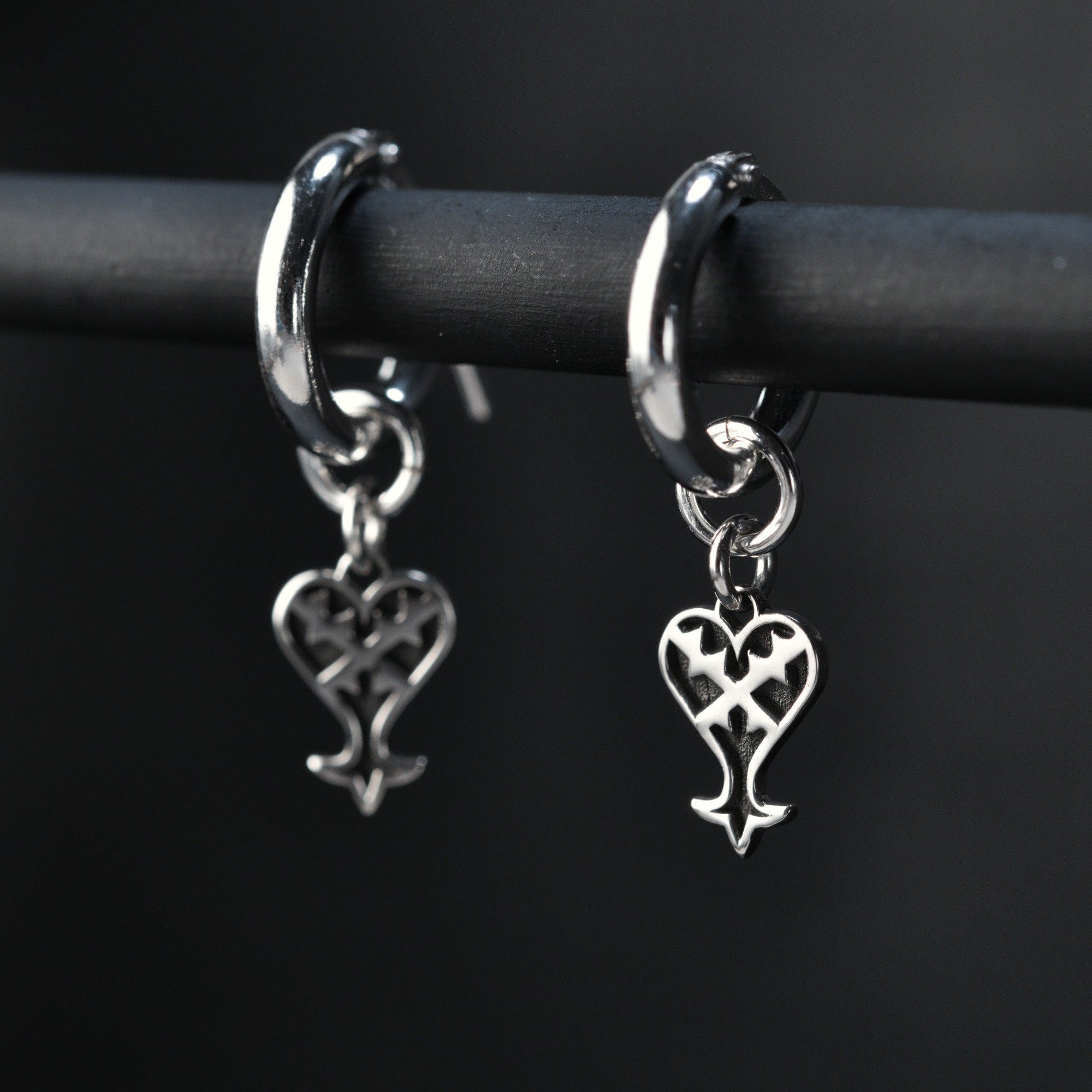 Kage Earrings de aro en plata de ley con símbolo de corazón invertido que representa la oscuridad