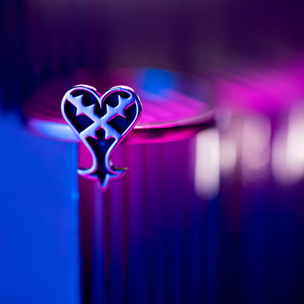 Detalle de Kage Ring mostrando el diseño de corazón invertido en plata de ley