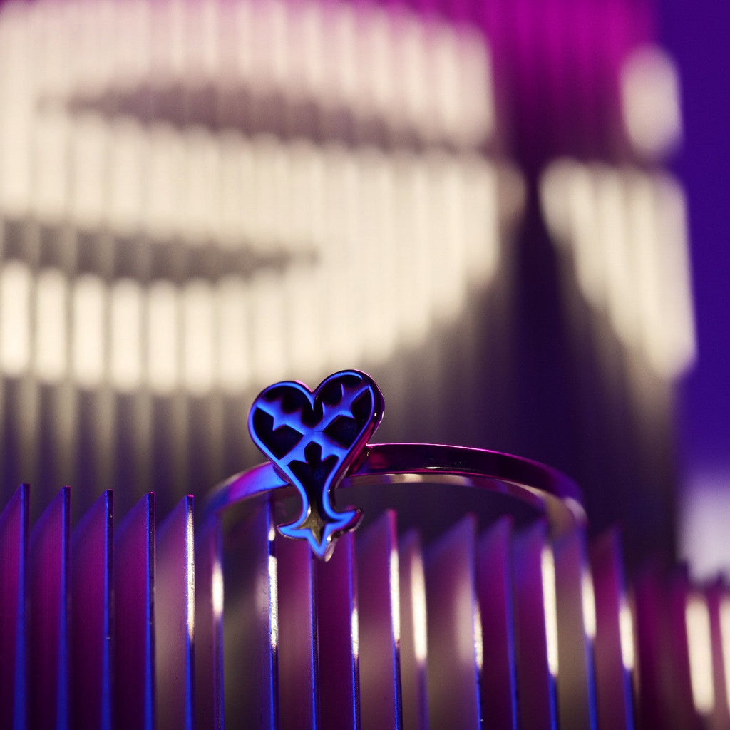 Vista completa de Kage Ring en plata de ley con símbolo de corazón invertido