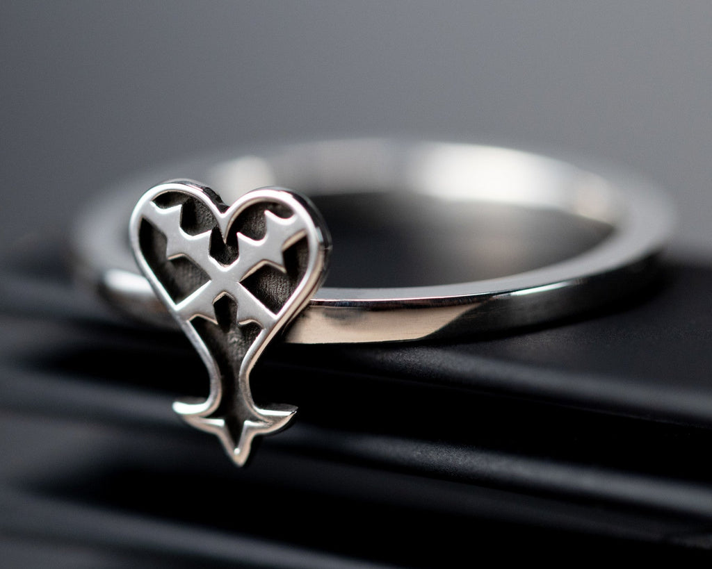 Kage Ring en plata de ley con símbolo de corazón invertido que representa la oscuridad