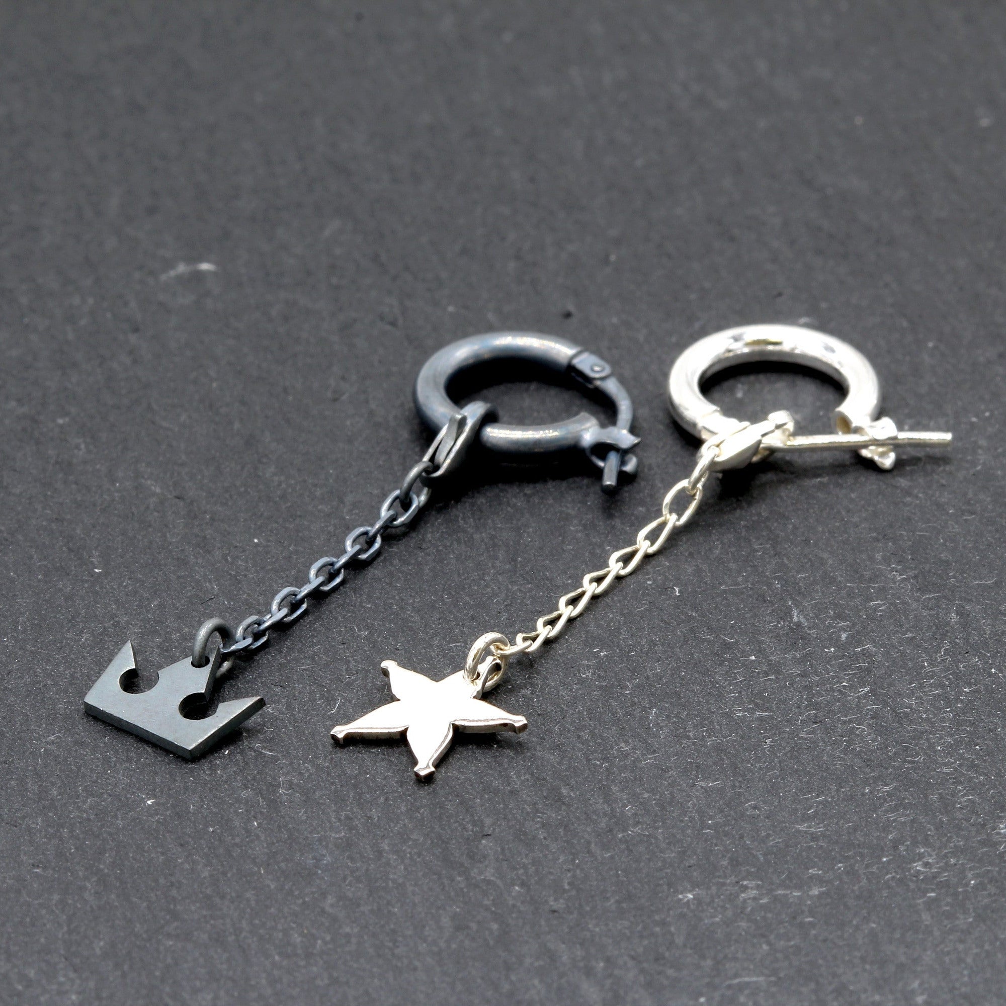 Kizuna Earrings en plata de ley con charms de corona y estrella que representan memoria y promesa