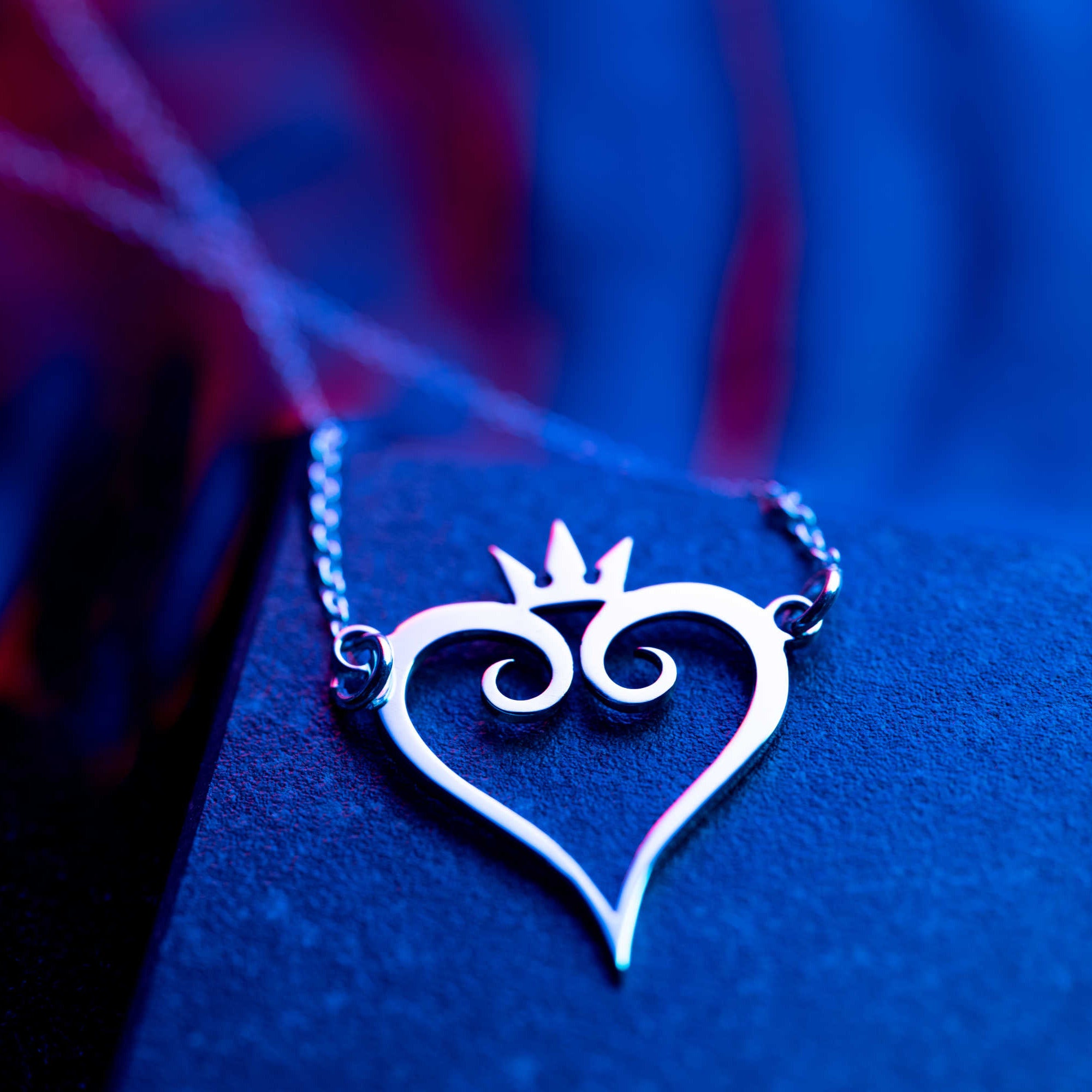 Detalle del colgante de corazón en plata de ley – Kokoro Necklace
