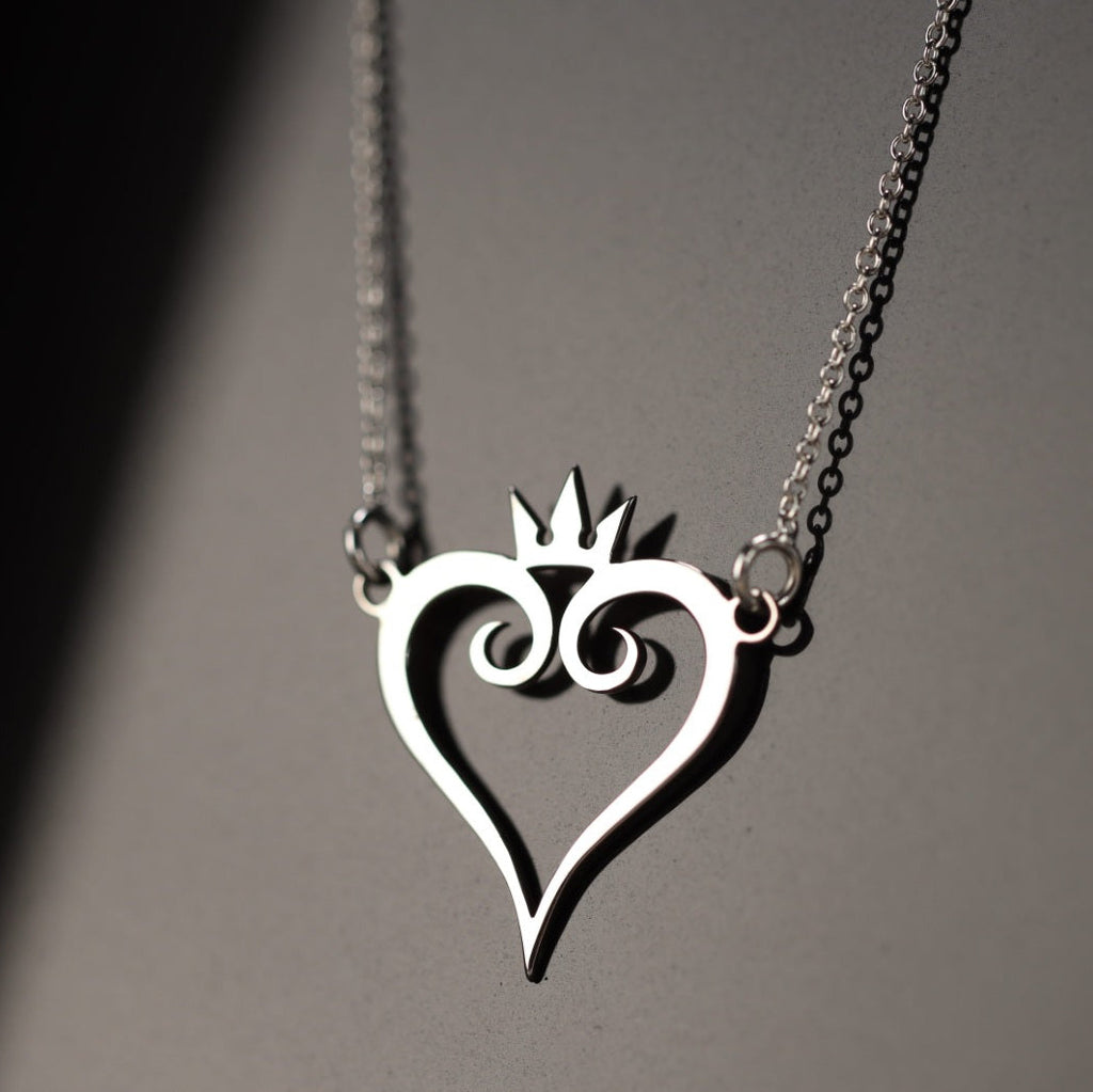 Kokoro Necklace puesto – colgante de corazón en plata de ley