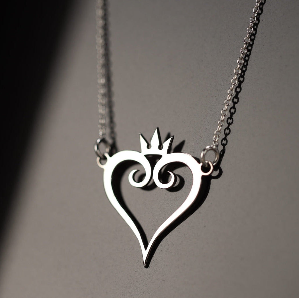 Kokoro Necklace puesto – colgante de corazón en plata de ley