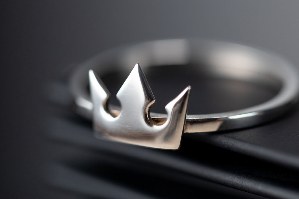 Korona ring in sterling silver with crown symbol representing light and hope