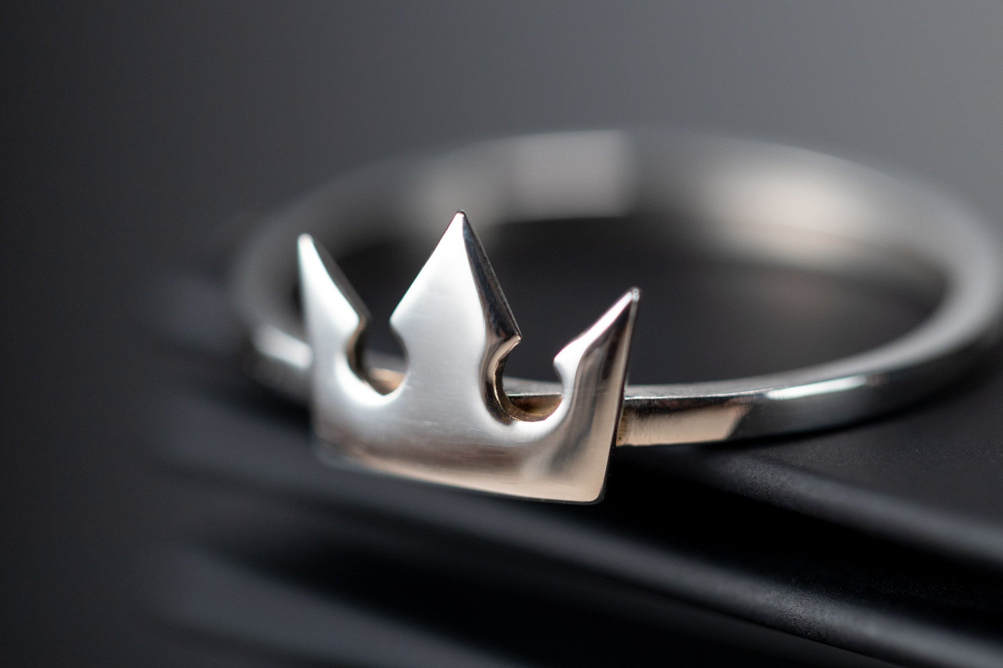 Korona ring in sterling silver with crown symbol representing light and hope