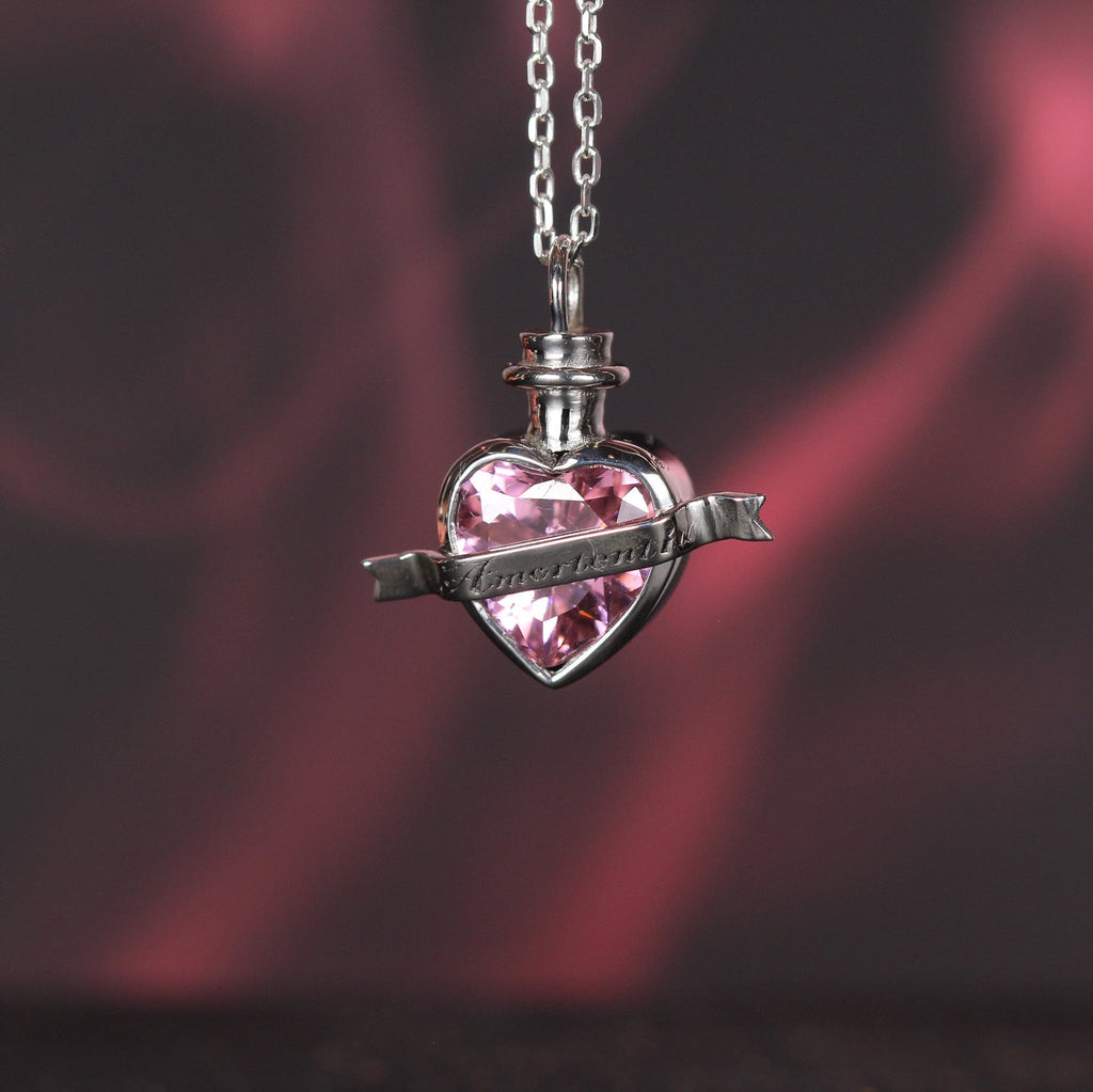 Vista completa del colgante Love Elixir en plata de ley