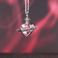 Primer plano del colgante Love Elixir con piedra rosa en forma de corazón