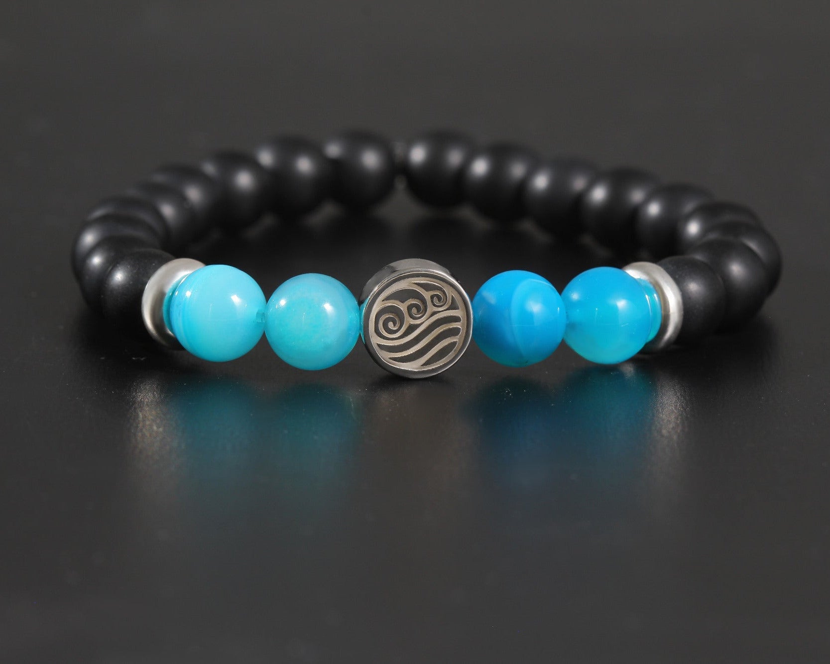 Mizu Bracelet en plata de ley con símbolo de agua, ónix negro y cuentas de ágata azul