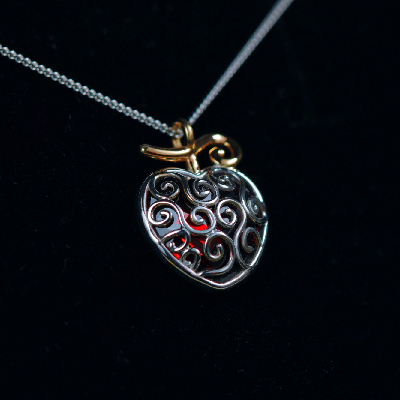 Detalle del colgante con circonita de corazón rojo
