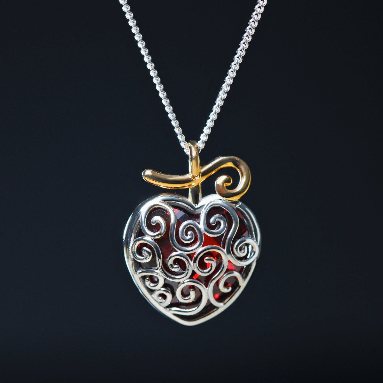 Colgante de fruta con corazón rojo en plata de ley con circonita