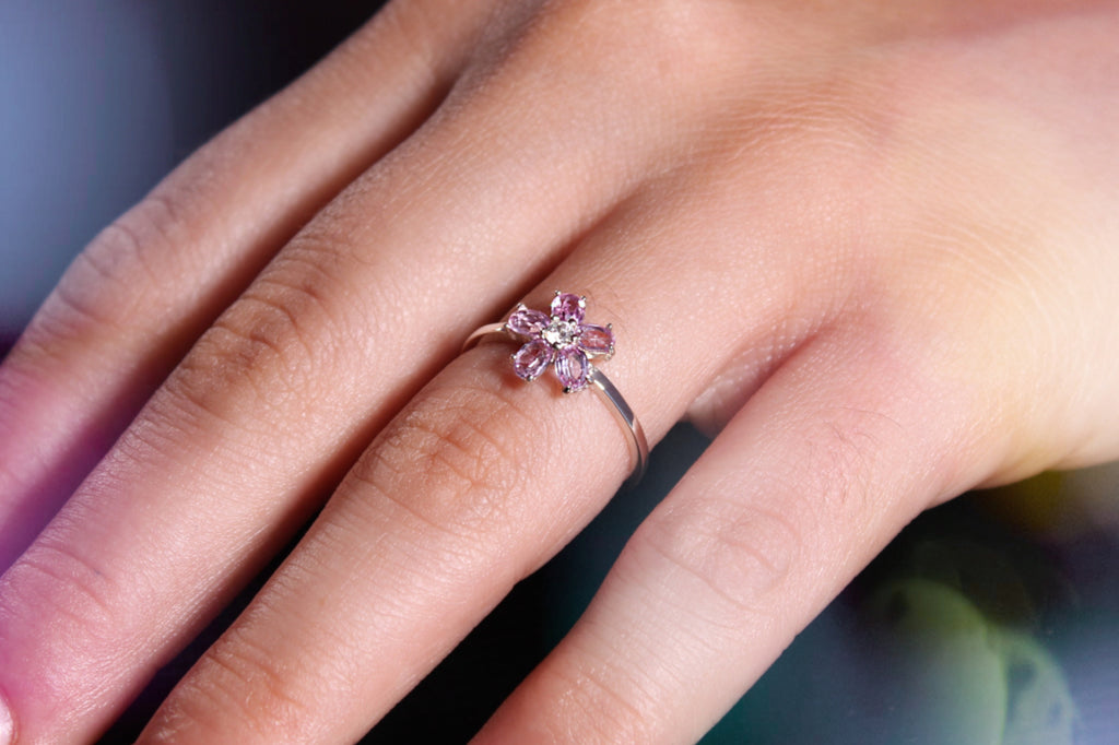 Sakura Ring puesto, mostrando un delicado diseño floral en la mano