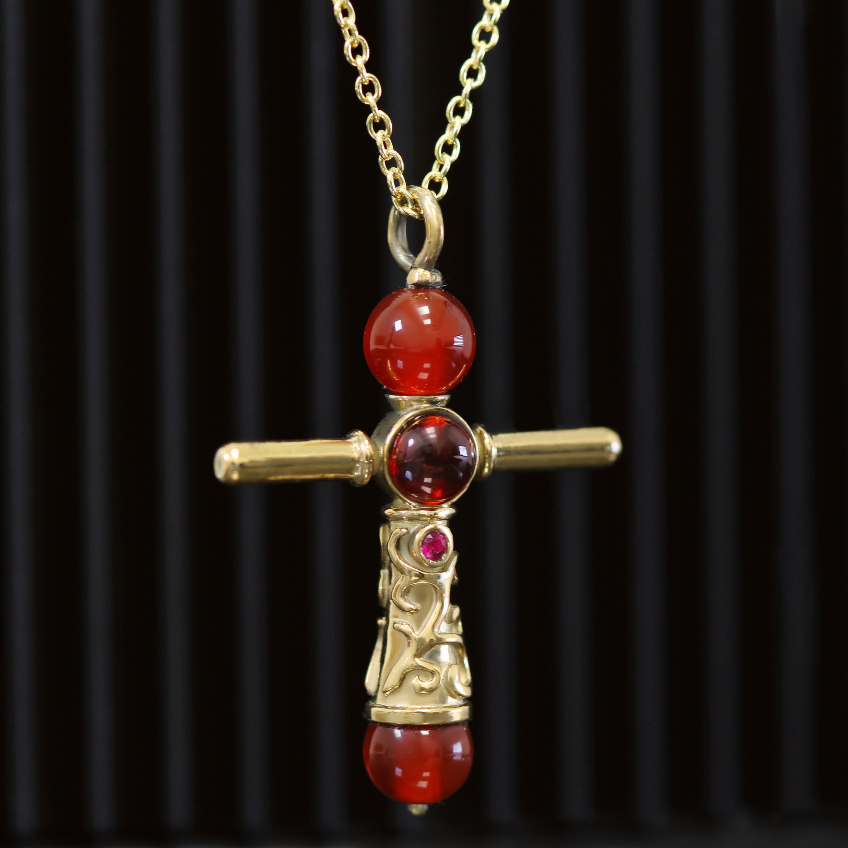 Detalle de Second Brave Cross Necklace con granate cabujón y acabado bañado en oro