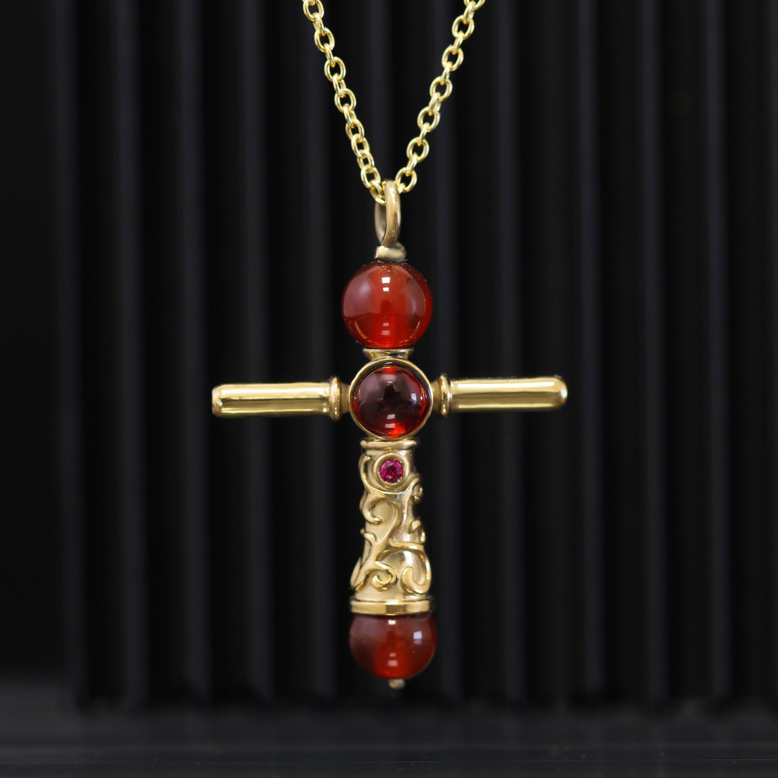Second Brave Cross Necklace en plata de ley bañada en oro con granate y detalles de cornalina