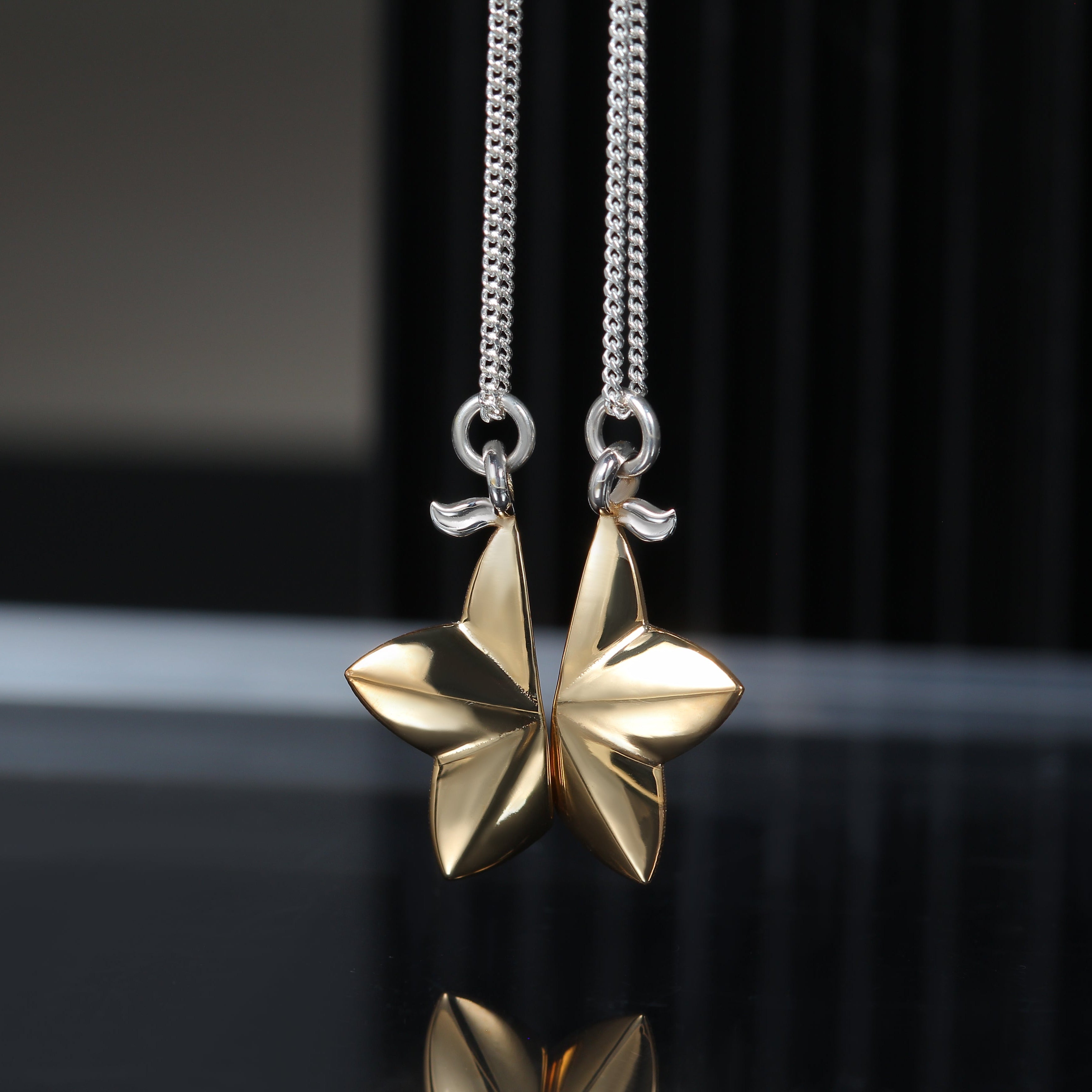 Shared Destiny Necklace con dos mitades entrelazadas en plata de ley y oro
