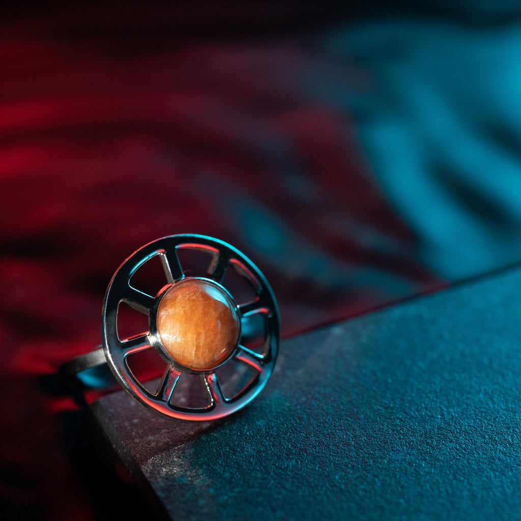 Taiyo Ring puesto, mostrando un diseño contundente y luminoso