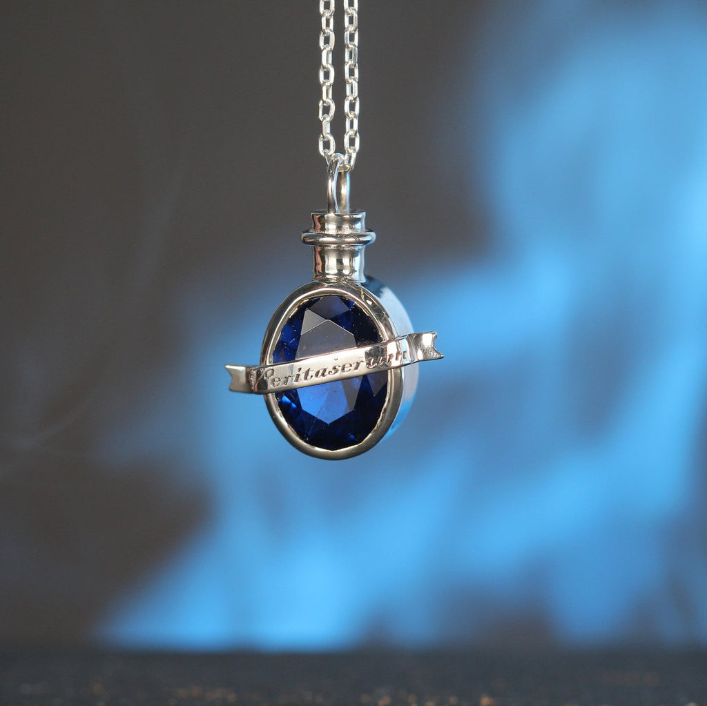 Primer plano del colgante Truth Elixir con piedra azul