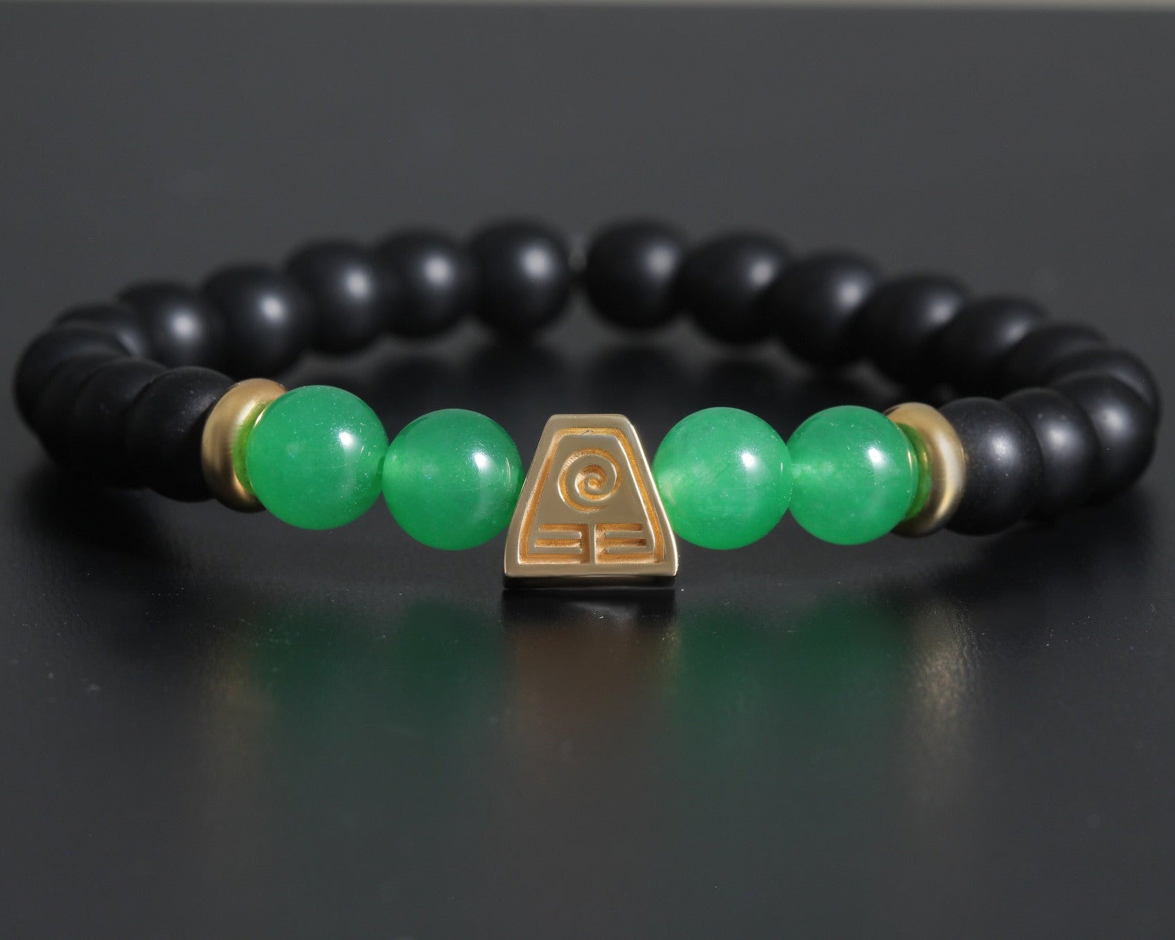Tsuchi Bracelet en plata de ley con símbolo de tierra bañado en oro, ónix negro y cuentas de ágata verde