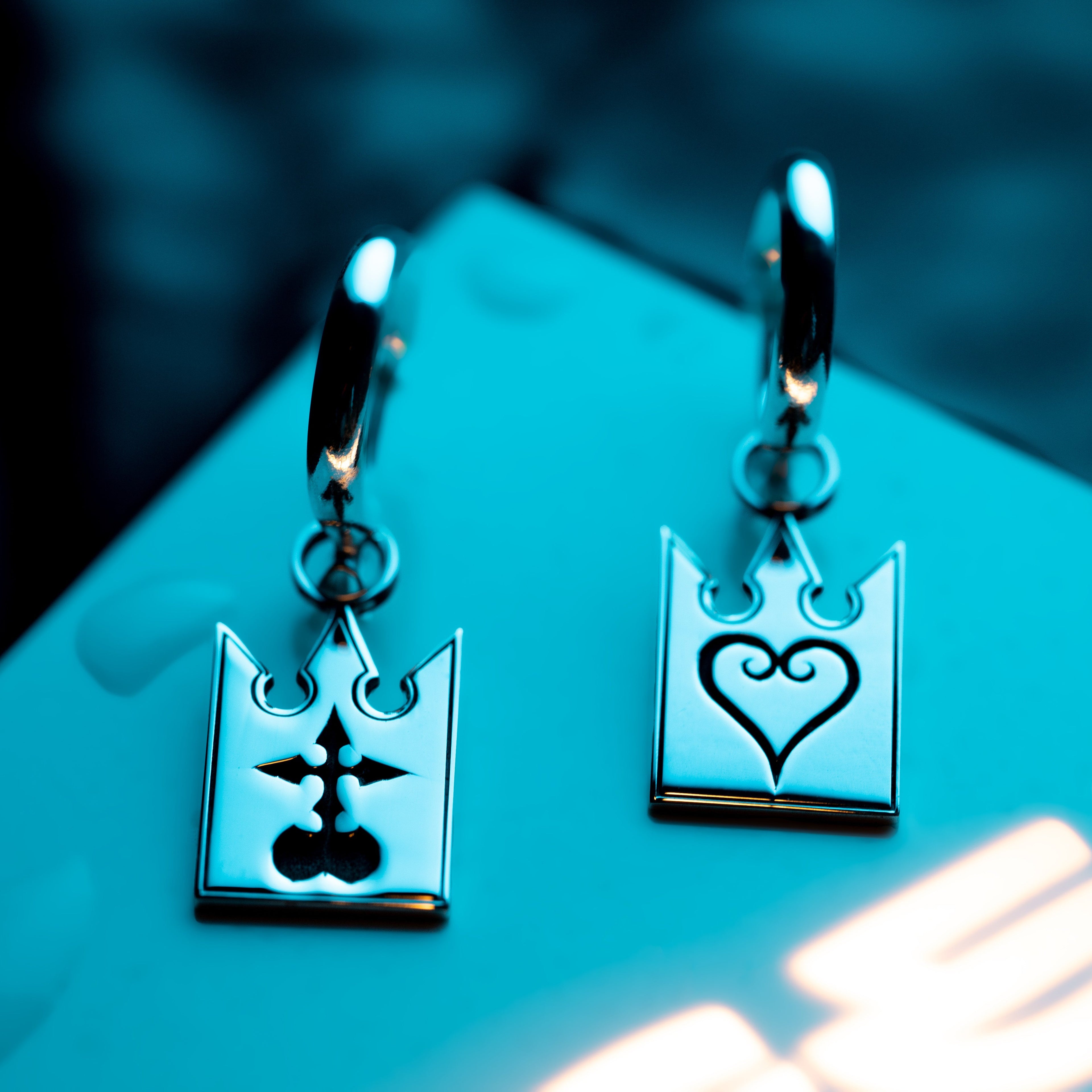 Vista completa de Unmei Earrings en plata de ley con diseño de cartas y símbolos grabados de corazón e incorpóreo