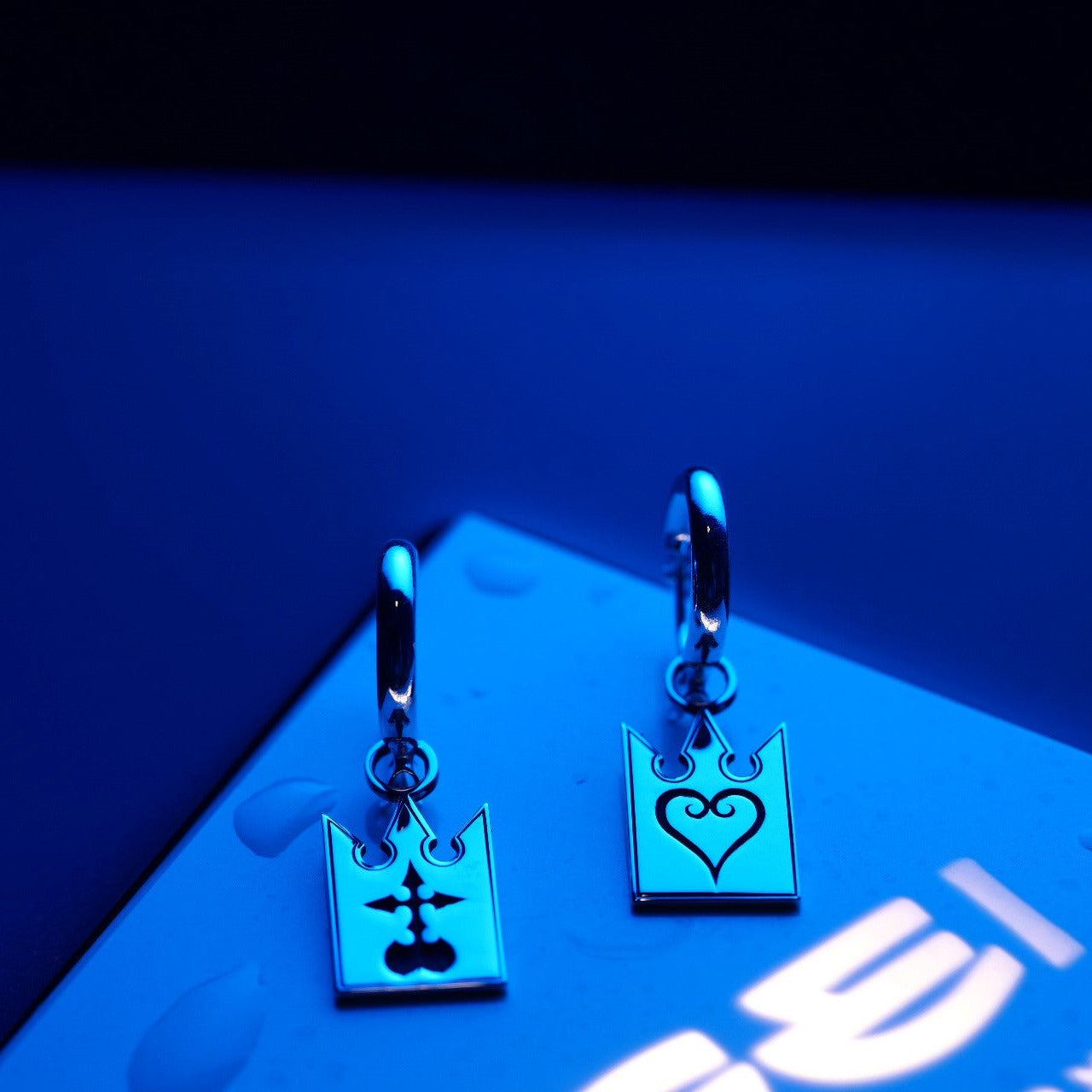 Unmei Earrings puestos, mostrando un elegante diseño de cartas con contraste simbólico