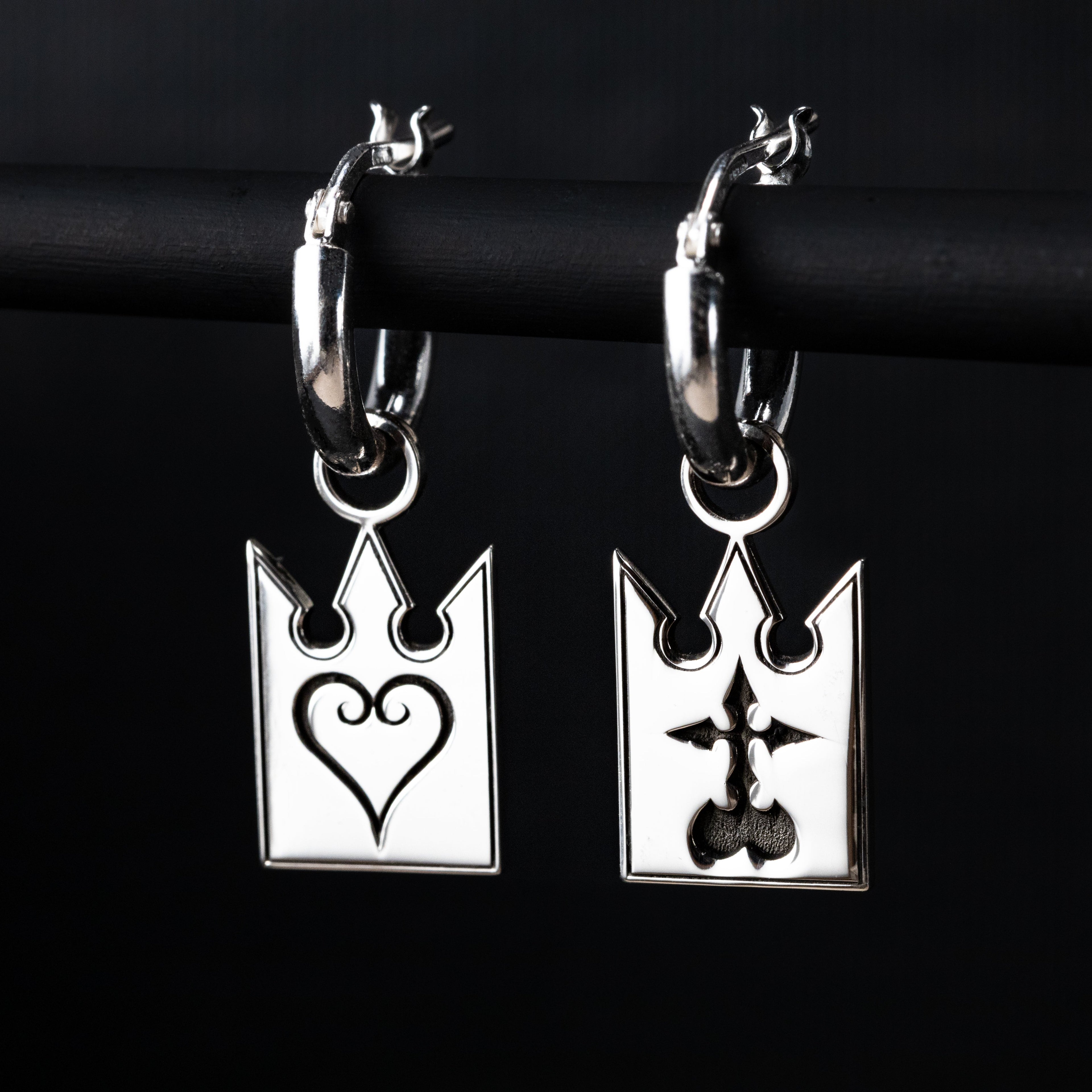 Unmei Earrings en plata de ley con diseño de cartas y símbolos de corazón e incorpóreo