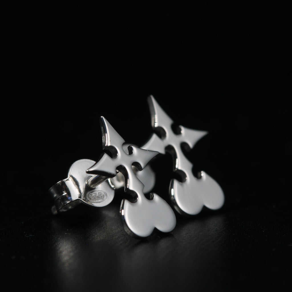 Detalle de Utsuro Earrings de presión mostrando un diseño limpio y preciso en plata de ley