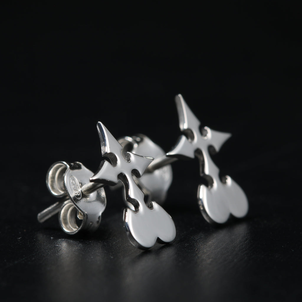 Utsuro Earrings de presión puestos, mostrando un diseño sutil y elegante para el día a día