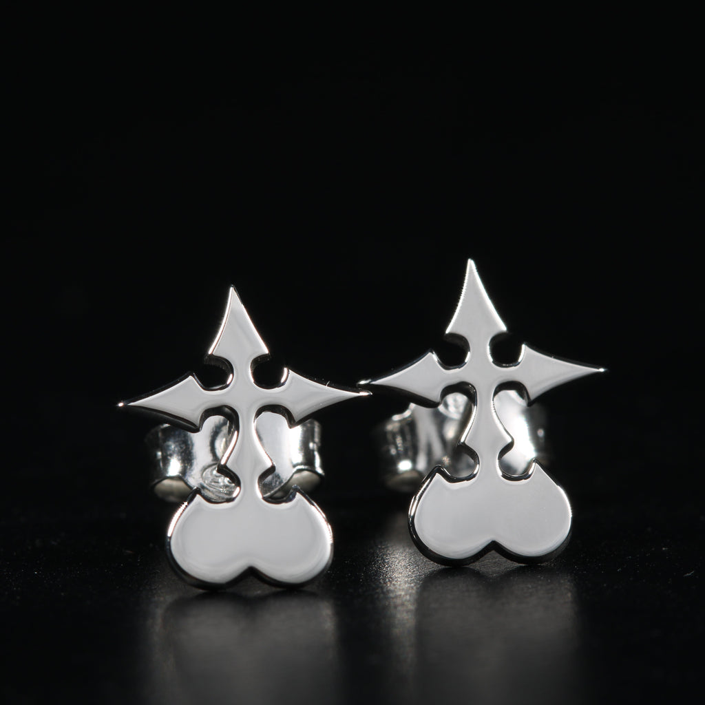 Utsuro Earrings de presión en plata de ley con diseño simbólico inspirado en la ausencia y la forma minimalista