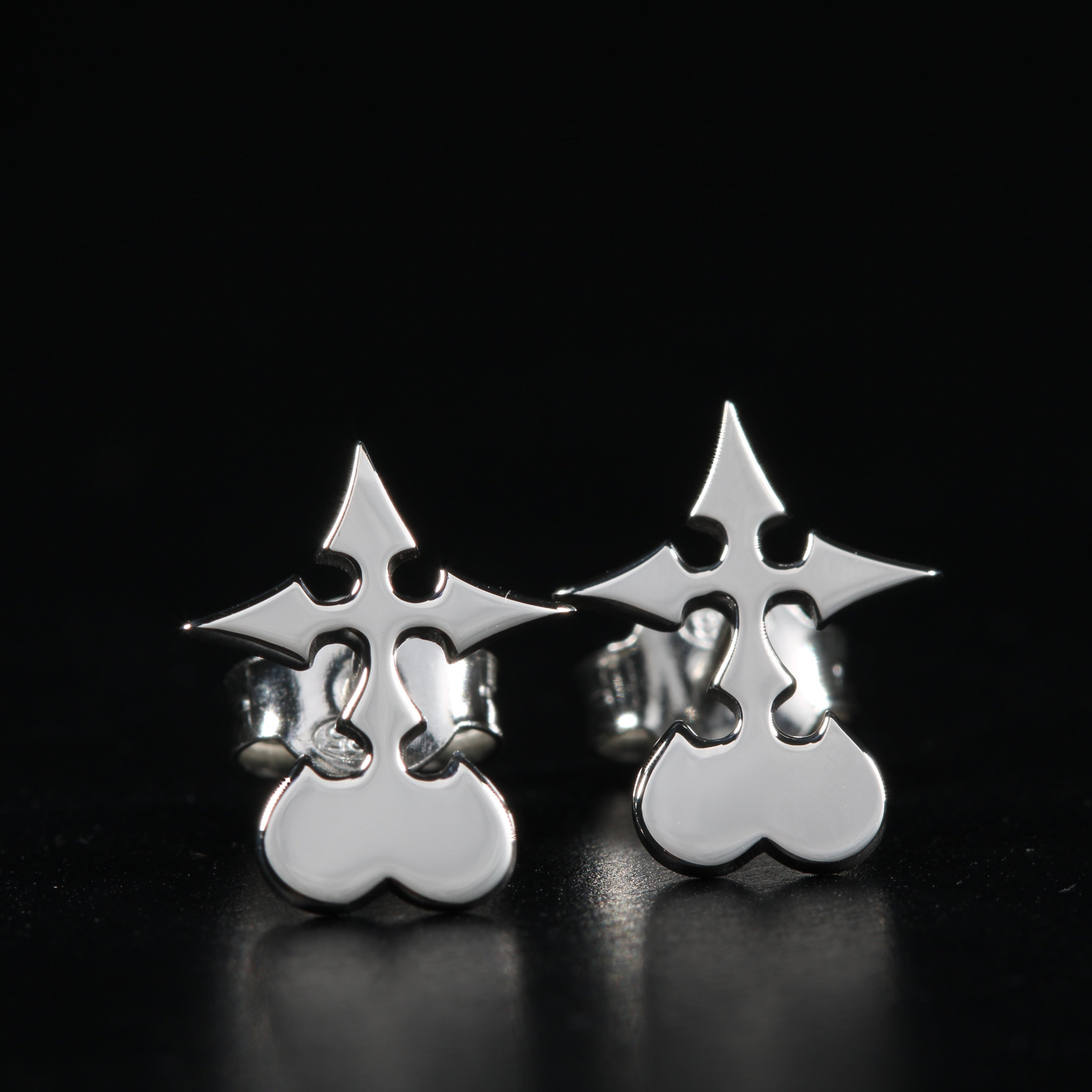 Utsuro stud earrings in sterling silver with symbolic design inspired by absence and minimal form