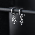 Yume Earrings de aro puestos, mostrando un diseño equilibrado y expresivo de sueño y pesadilla