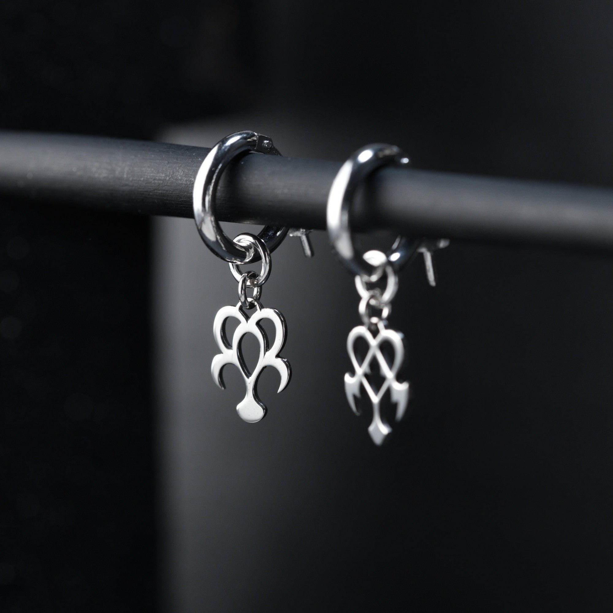 Yume Earrings de aro puestos, mostrando un diseño equilibrado y expresivo de sueño y pesadilla