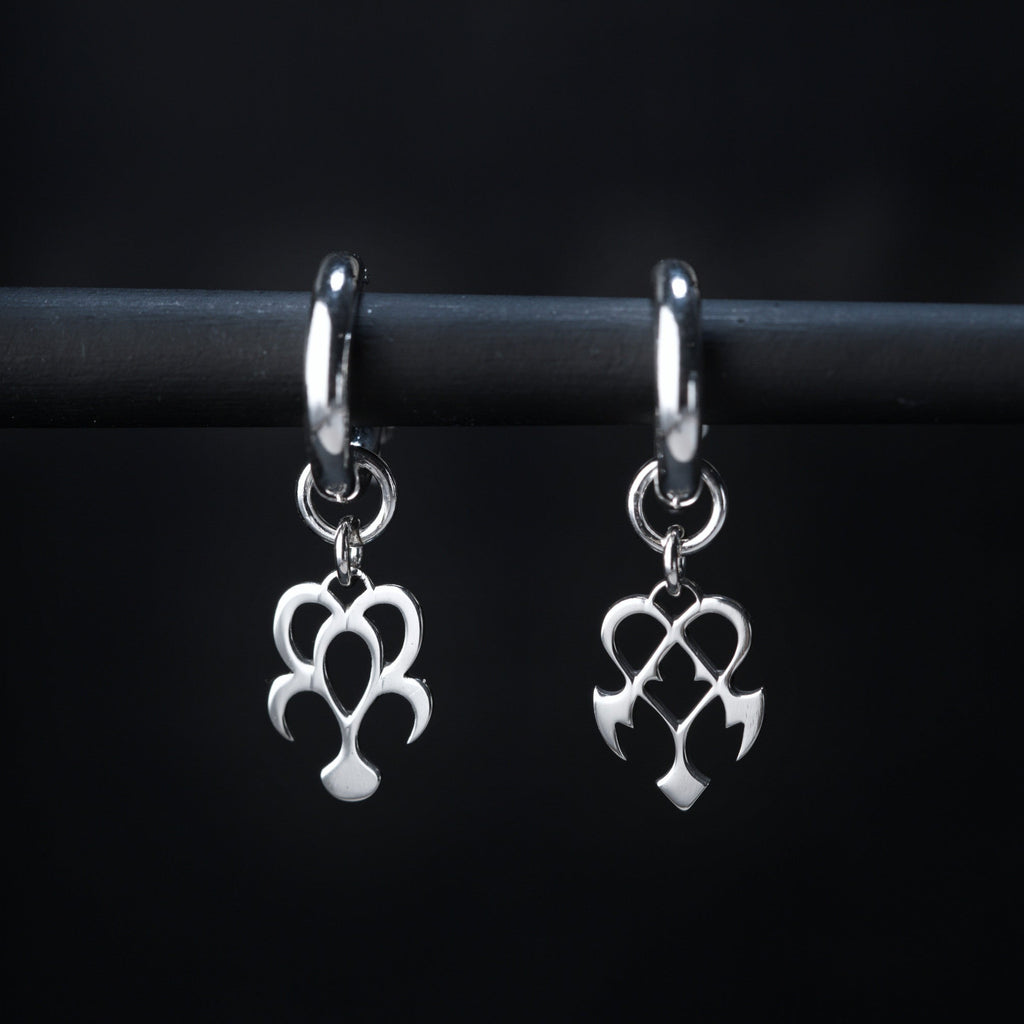 Yume Earrings de aro en plata de ley con símbolos de sueño y pesadilla, con formas redondeadas y afiladas