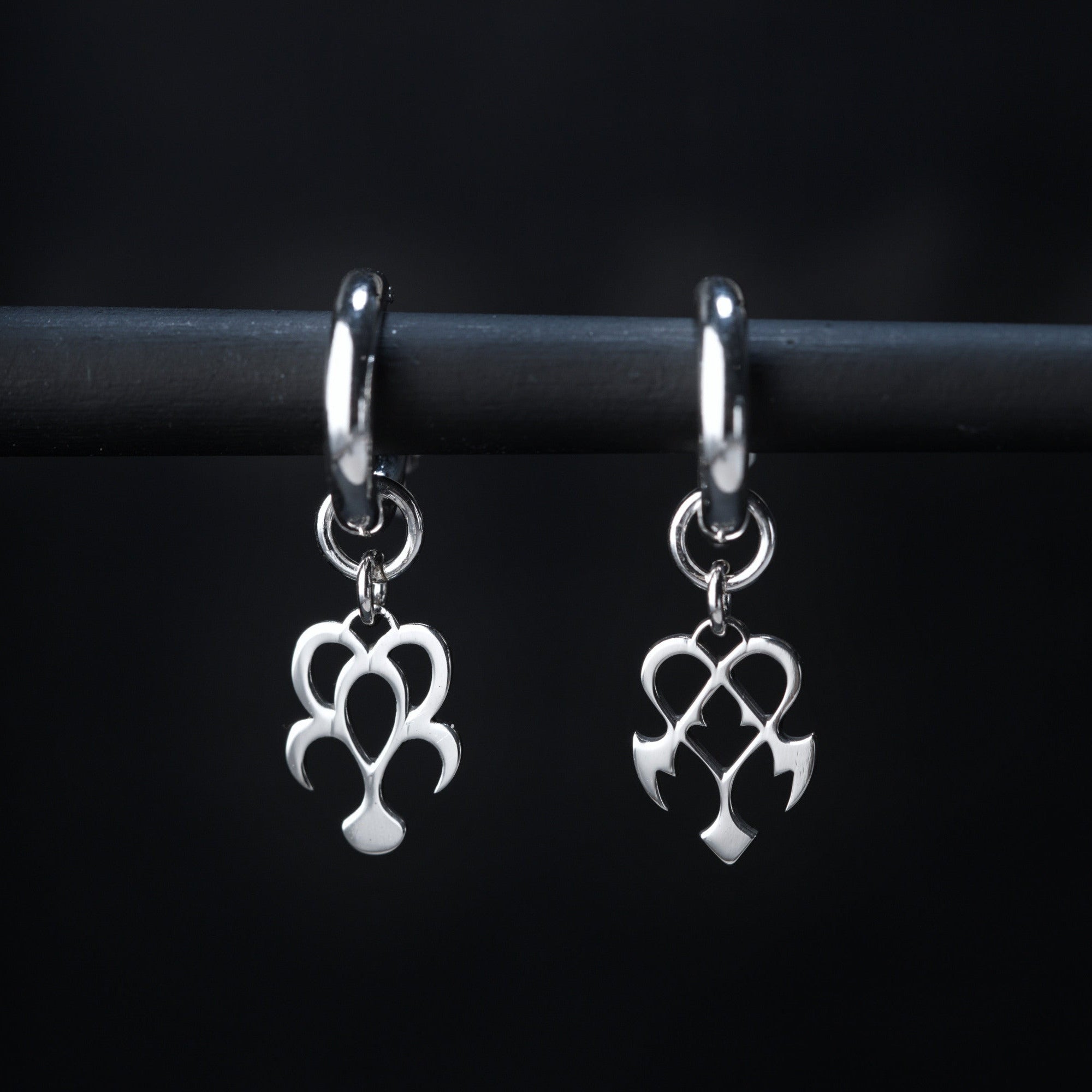 Yume Earrings de aro en plata de ley con símbolos de sueño y pesadilla, con formas redondeadas y afiladas